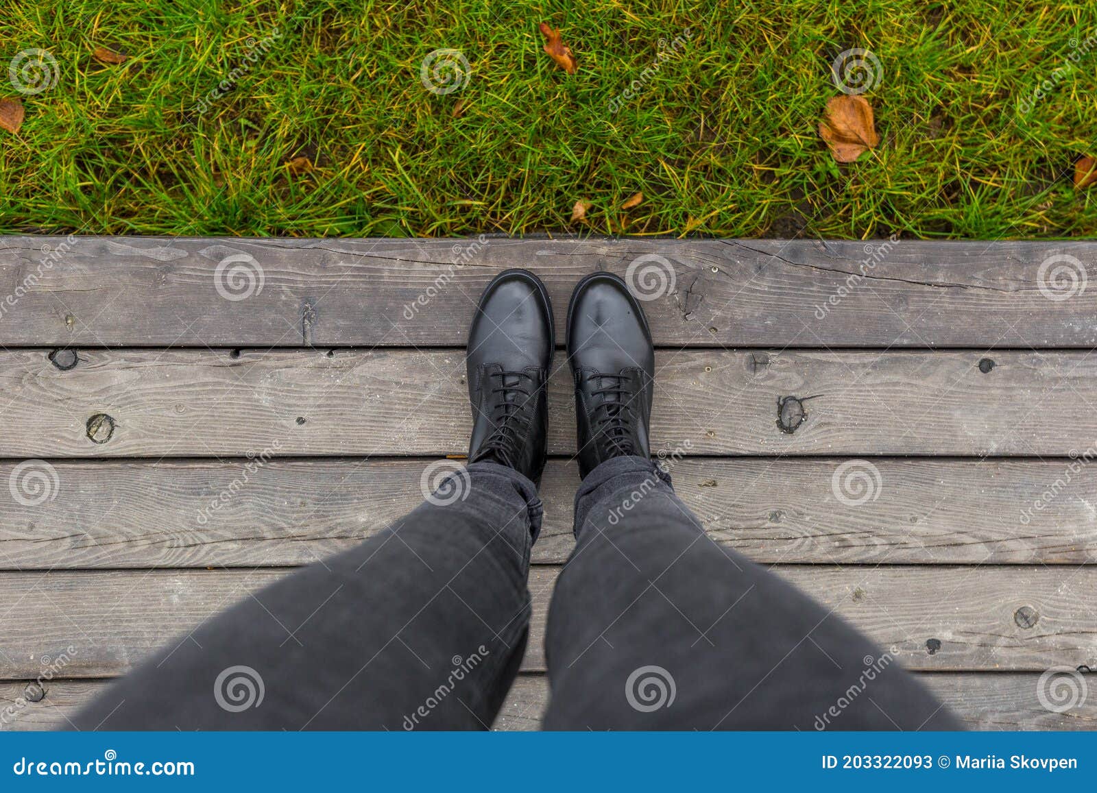 Zapatos Negros Sobre El Muelle De Madera. Zapatos De Pies Caminando Al Aire Libre. Selfie Juvenil Moderno Hipster Imagen archivo Imagen de escritorio, pies: 203322093