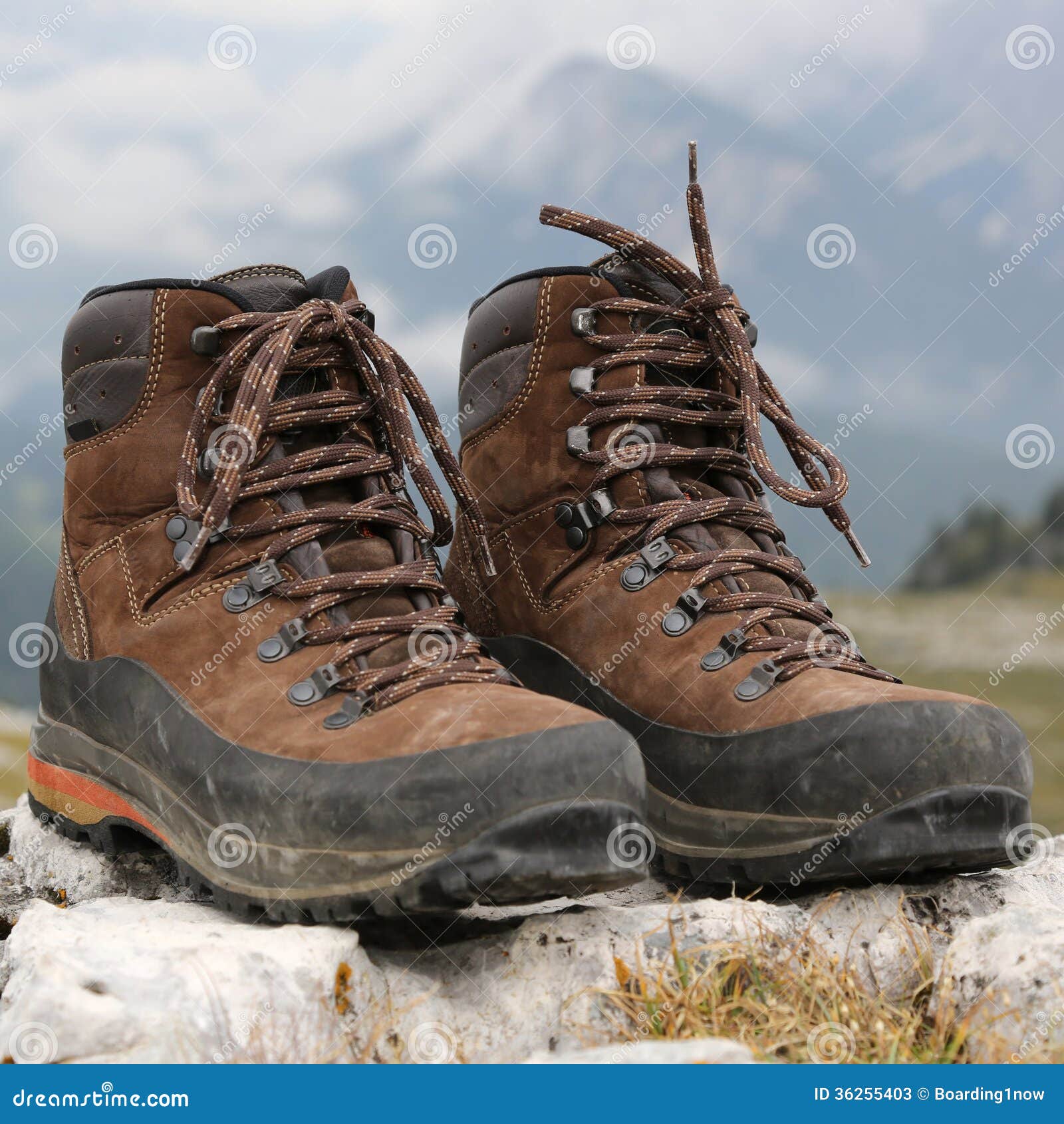 Zapatos Para Caminar En Las Montañas Imagen de archivo Imagen de arranque, afuera: 36255403