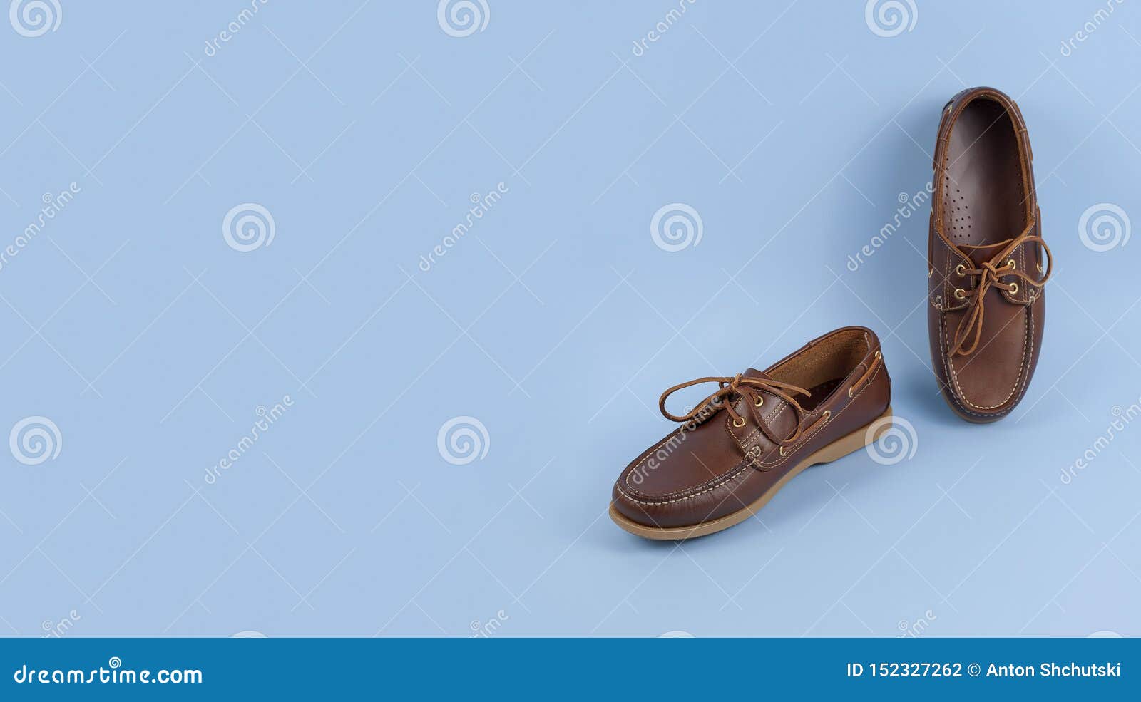 Zapatos Para Hombre De Topsiders De Brown En Fondo Azul La Reflexión Moda Que Hace Publicidad De Los Zapatos Copie El Foto de archivo - Imagen de cuero, accesorio: