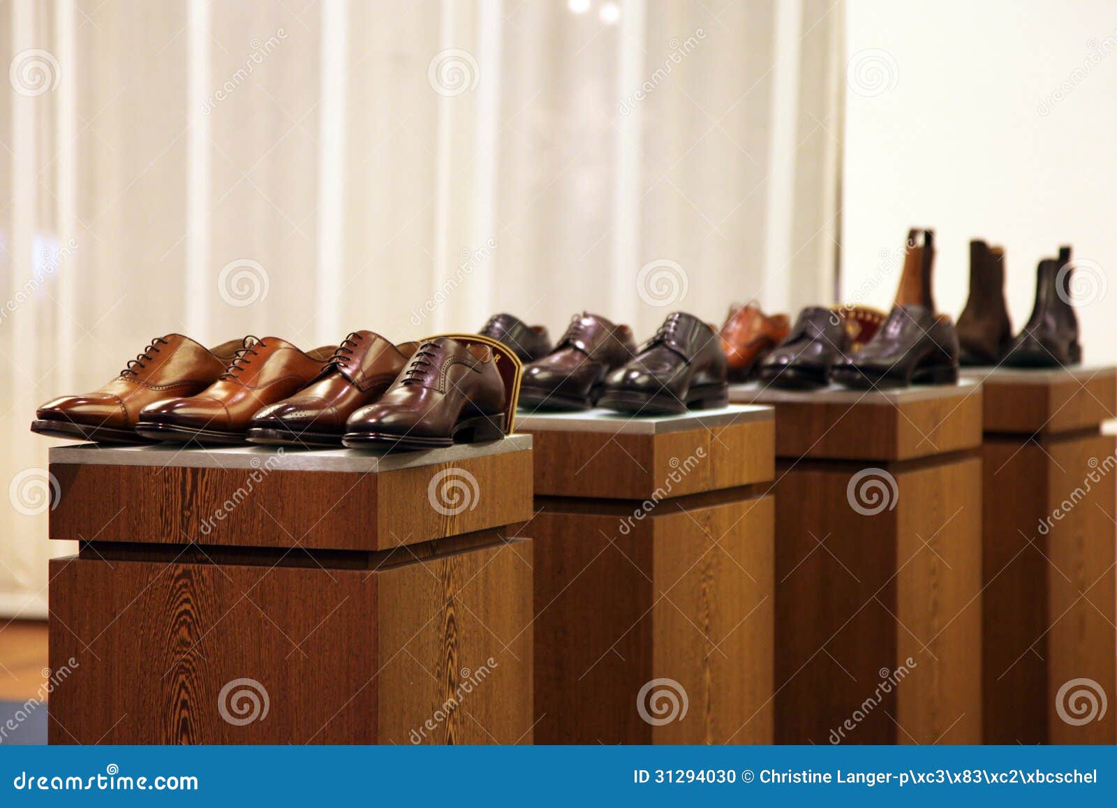 Zapatos Para Hombre En Una Exhibición De Tienda Foto de archivo - Imagen hombre: