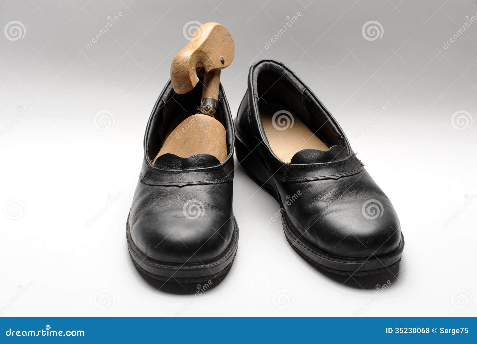 Zapatos para hombre retros Imagen de alineada -