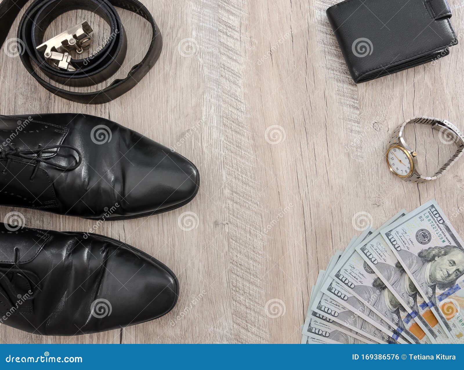 Sandalias Locura crítico Zapatos Para Hombres Negros Con Accesorios Para Cuidados Zapatos, Dólares,  Cinturón, Billetera Y Reloj De Pulsera Sobre Un Fondo Foto de archivo -  Imagen de cuero, conjunto: 169386576