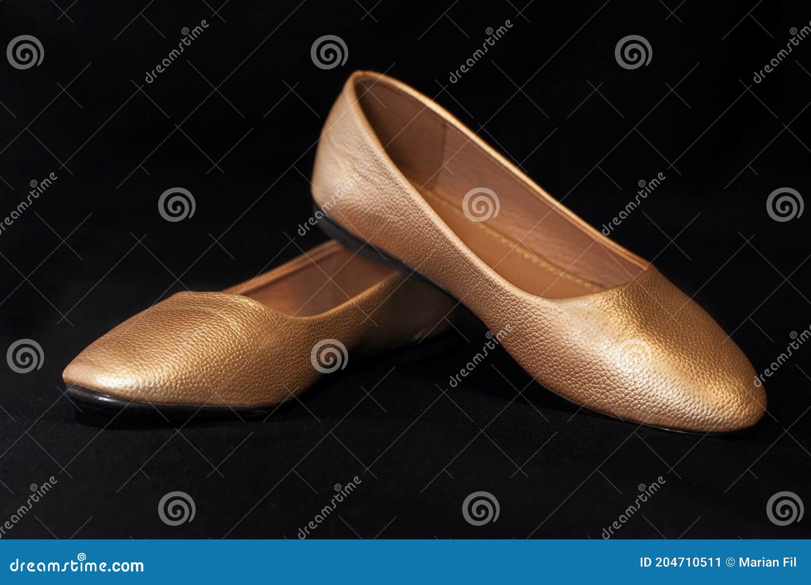 Zapatos Para Niñas Cuero Sobre Fondo Color Dorado de archivo - Imagen de modelo, ropa: 204710511