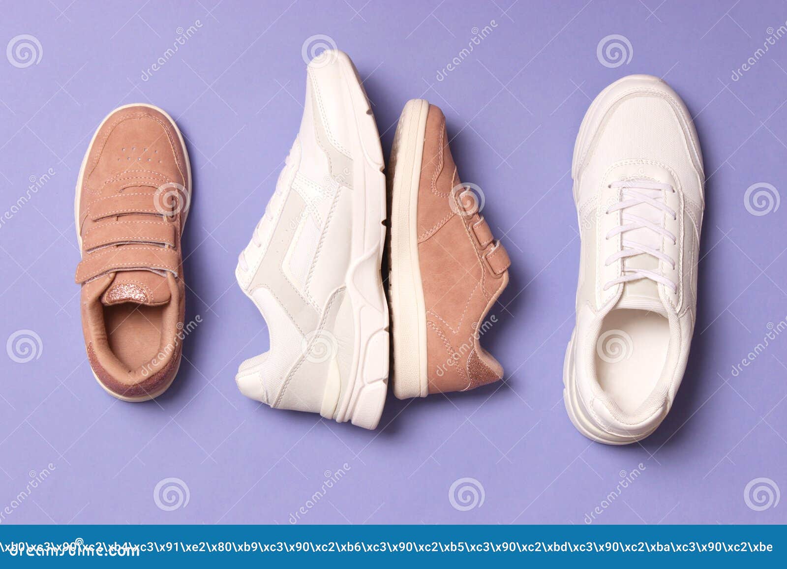 Zapatos Para Niños Y Mujeres Zapatillas De Deporte En Un Fondo De Color  Vista Superior. Imagen de archivo - Imagen de color, zapatos: 217328001