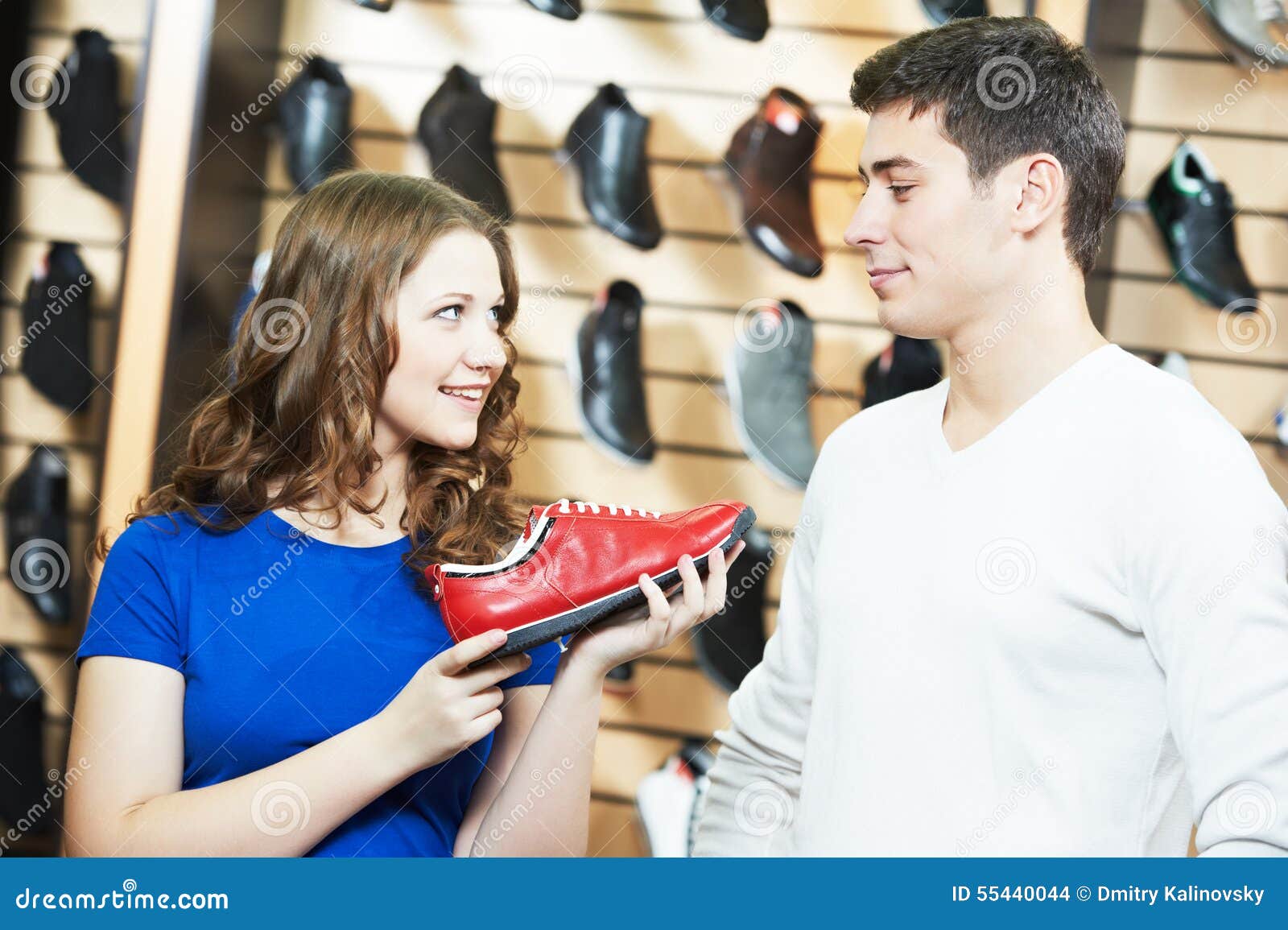 Магазин мужей видео. Продавец в магазине обуви. Покупатели в обувном магазине. Покупатель в магазине обуви. Обувной для мужчин.