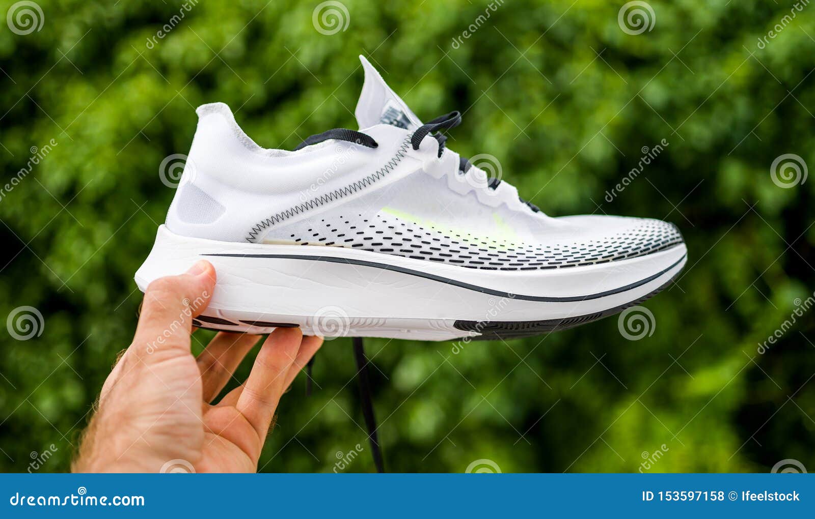 Zapatos Rápidos Del Del SP De Nike Zoom Fly En Manos Del Hombre Foto de archivo editorial - Imagen de objeto, tela: 153597158