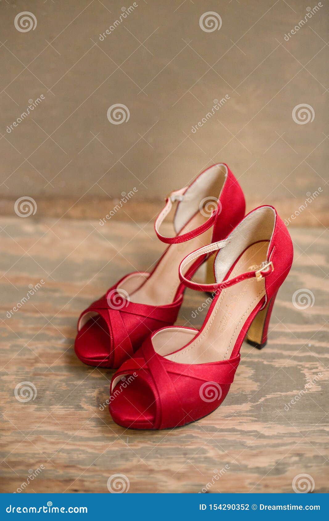 Zapatos Rojos Brillantes De Los Tacones Altos Foto archivo Imagen enmascarado: 154290352