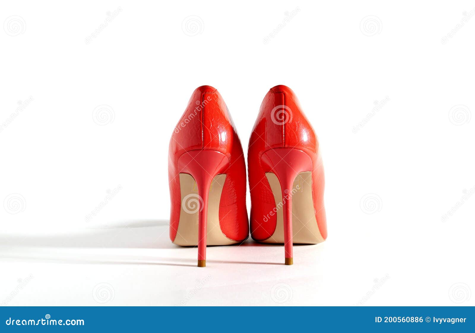Zapatos Rojos Brillantes En El Fondo Blanco Vista Posterior Hermosos Zapatos De Tacones Elemento Para El Diseño Espacio Par Foto de archivo - Imagen de 200560886