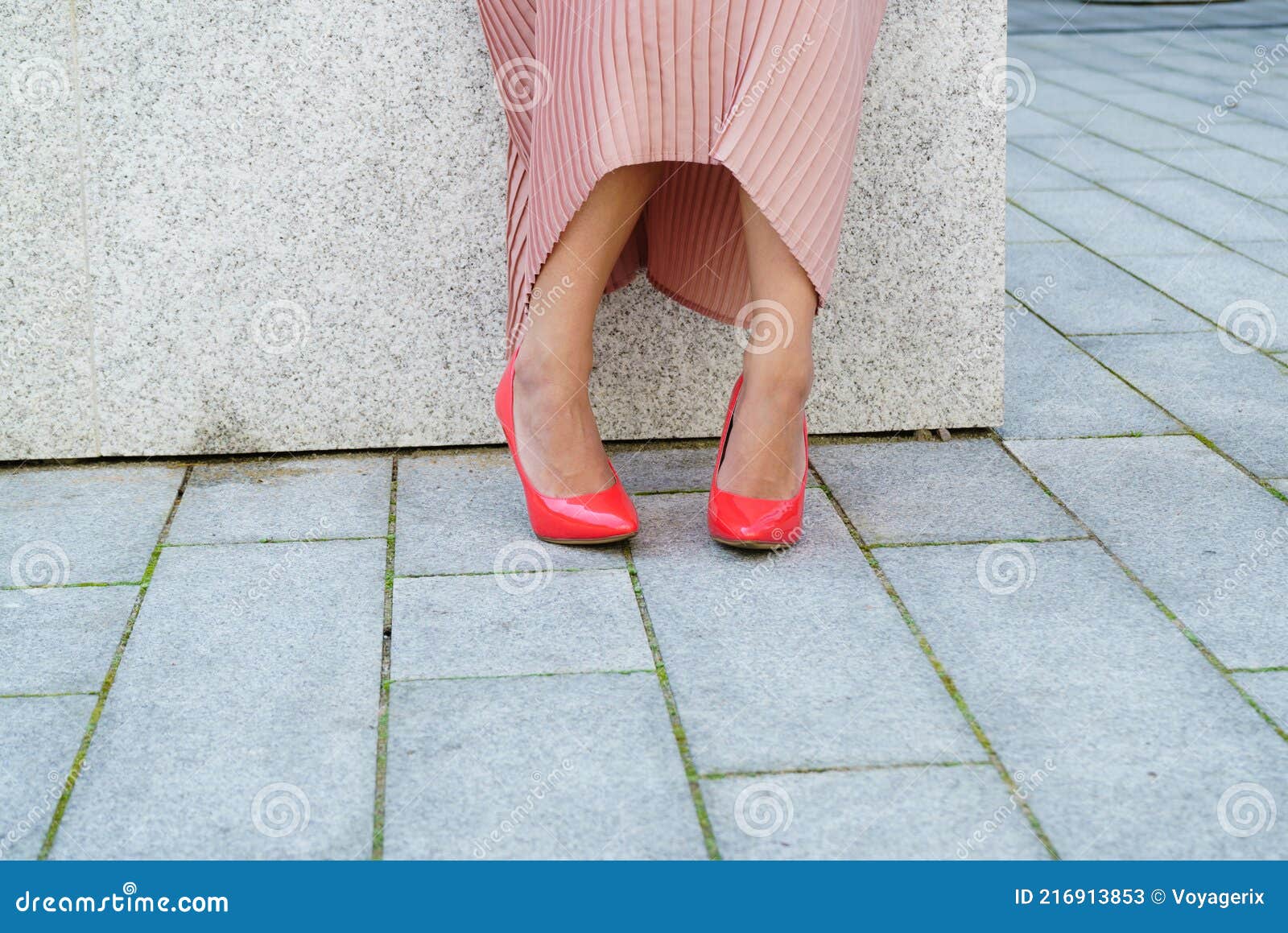 Zapatos Rojos De Tacón Alto Clásico Al Aire Libre Imagen de archivo - Imagen de calzado: 216913853