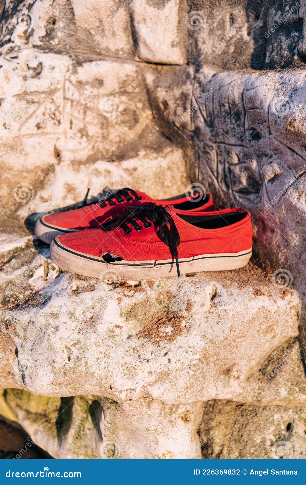 Remo superficie agencia Zapatos Rojos Rojos Rotos En Una Roca En La Costa Del Mar. Foto de archivo - Imagen de costa, calzado: 226369832 Remo superficie agencia Zapatos Rojos Rojos Rotos En Una Roca En La Costa Del Mar. Foto de archivo - Imagen de costa, calzado: 226369832