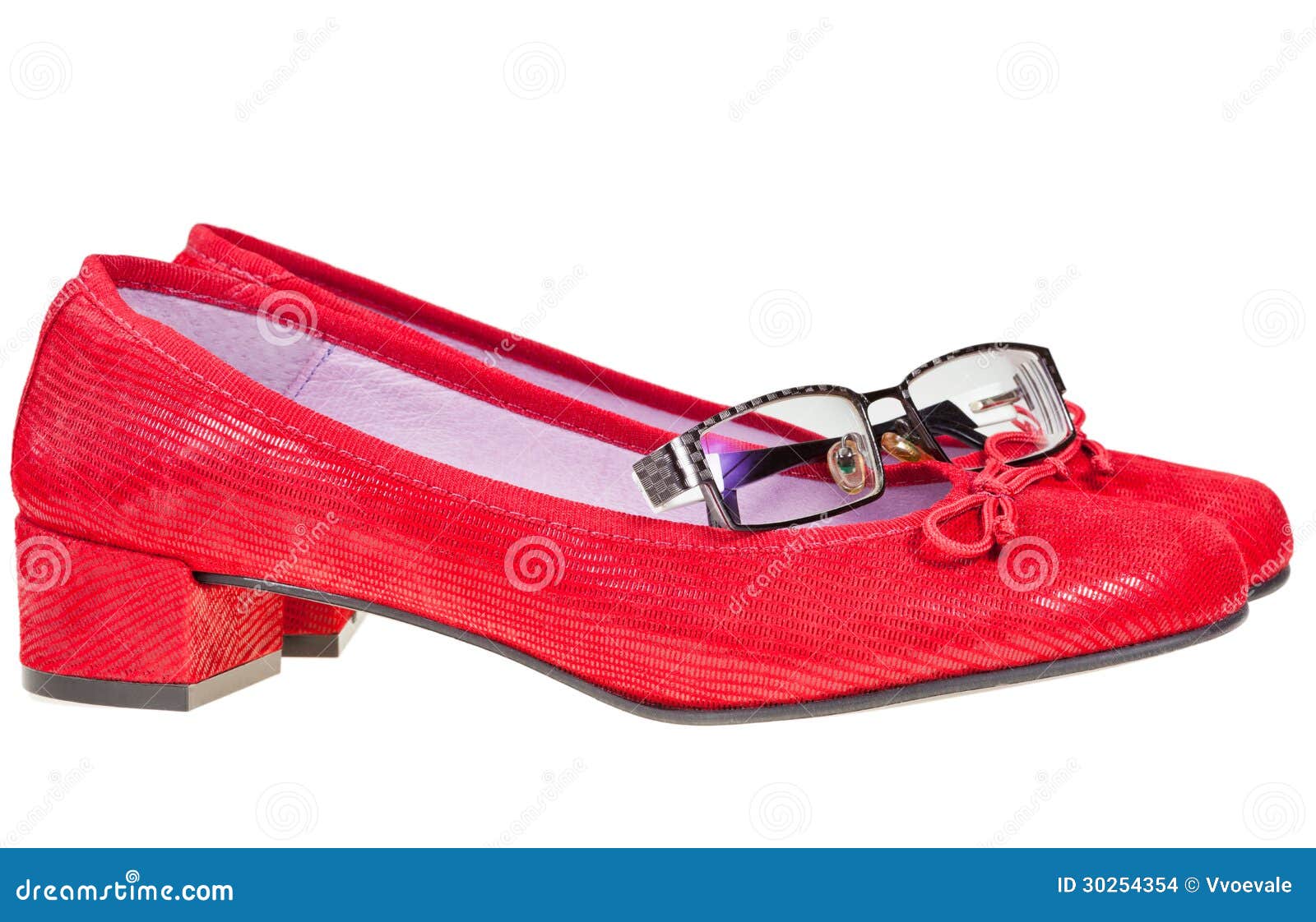 Zapatos Lentes Rojos De Mujer Del Tacón Bajo Foto de archivo Imagen de blanco, aislado: 30254354