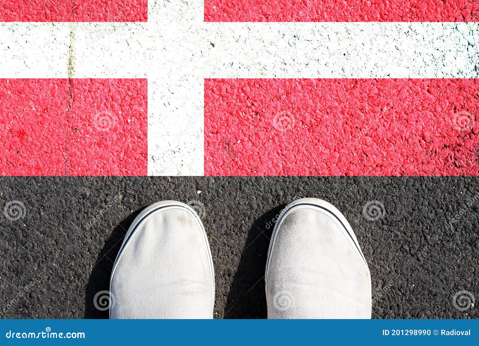 Zapatos-tenis Y Bandera De Dinamarca. Vista Desde Arriba. Foto de archivo -  Imagen de texturizado, deslumbrante: 201298990