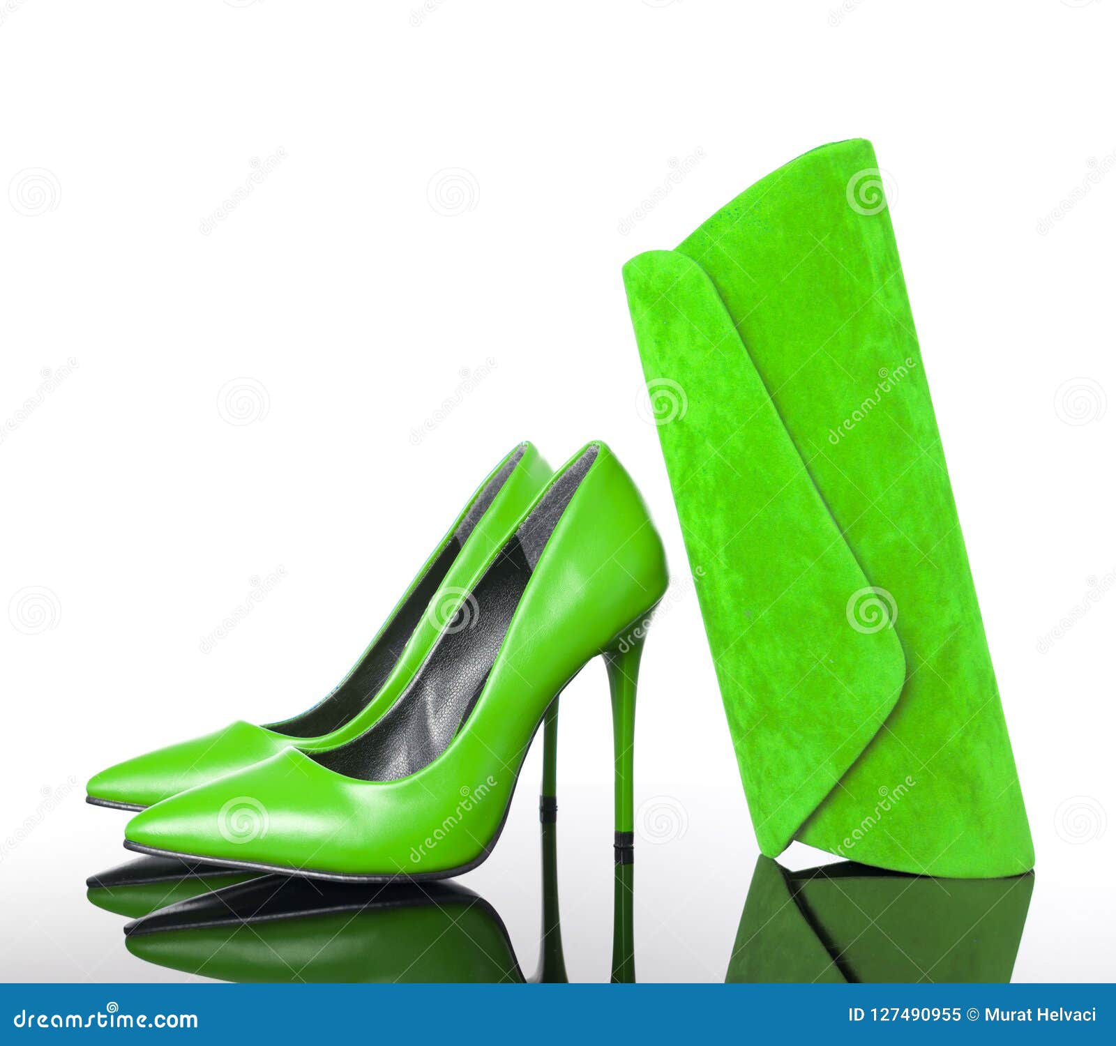 Zapatos Verdes Y Bolso De La Mujer Acentuada De Los Tacones Altos de archivo - Imagen de