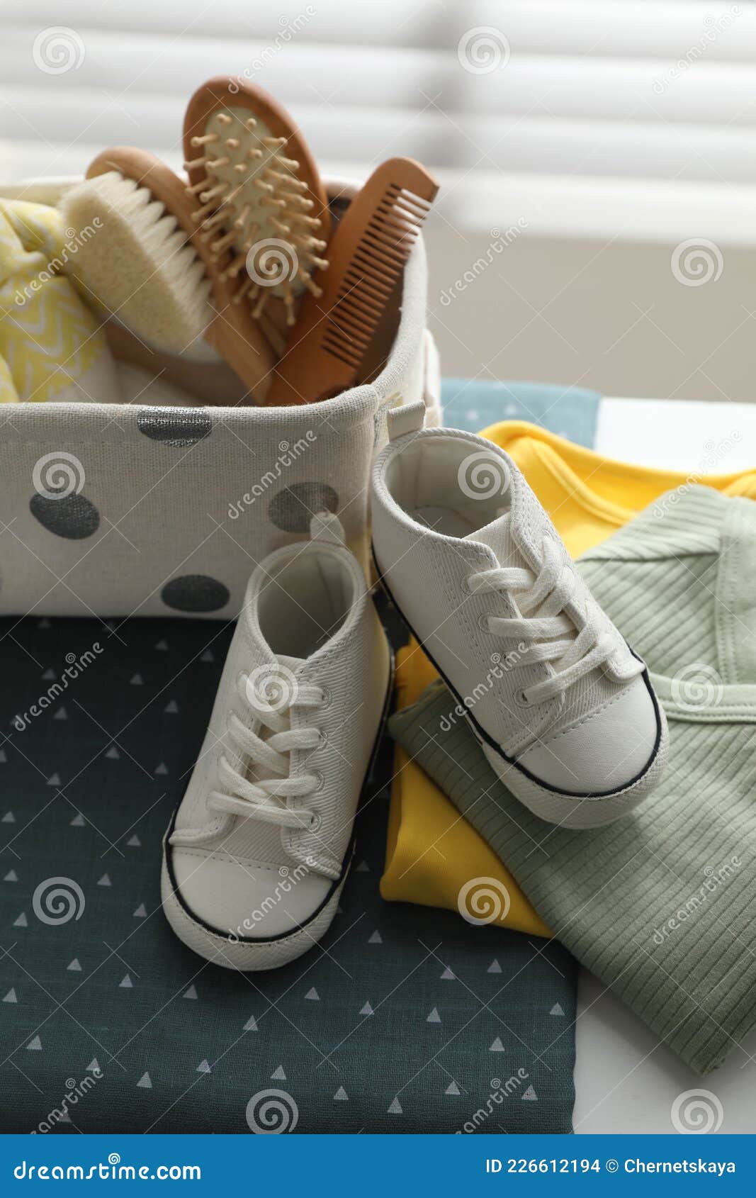 Zapatos Y Accesorios Para Ropa De Bebé Cerca De La Ventana Interior Foto de  archivo - Imagen de ropas, elegante: 226612194