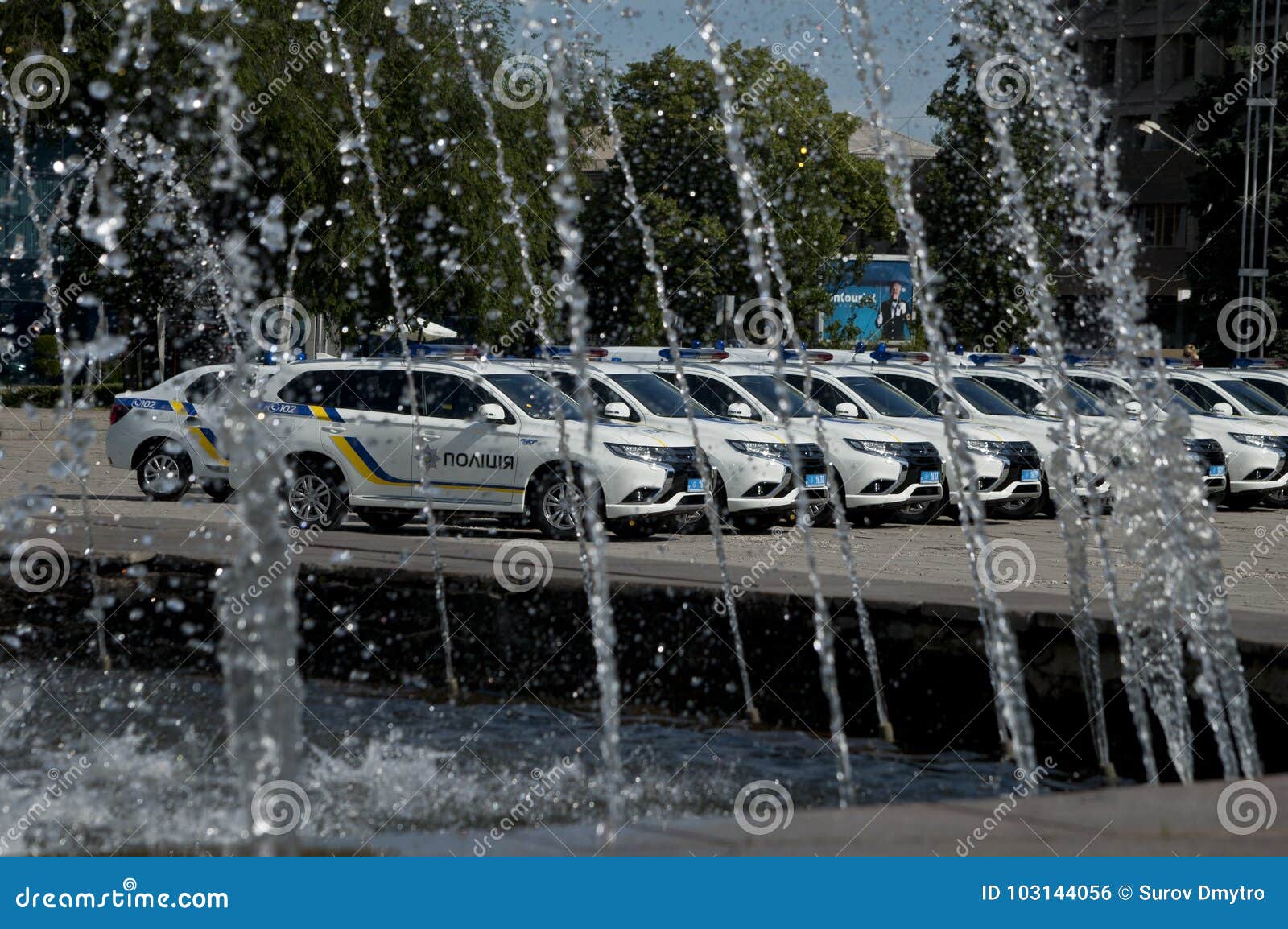ZAPORIZHIA, UKRAINA Czerwiec 6, 2017: Mitsubishi samochody policyjni przy solenną ceremonią na kwadracie w ZAPORIZHIA, UKRAINA