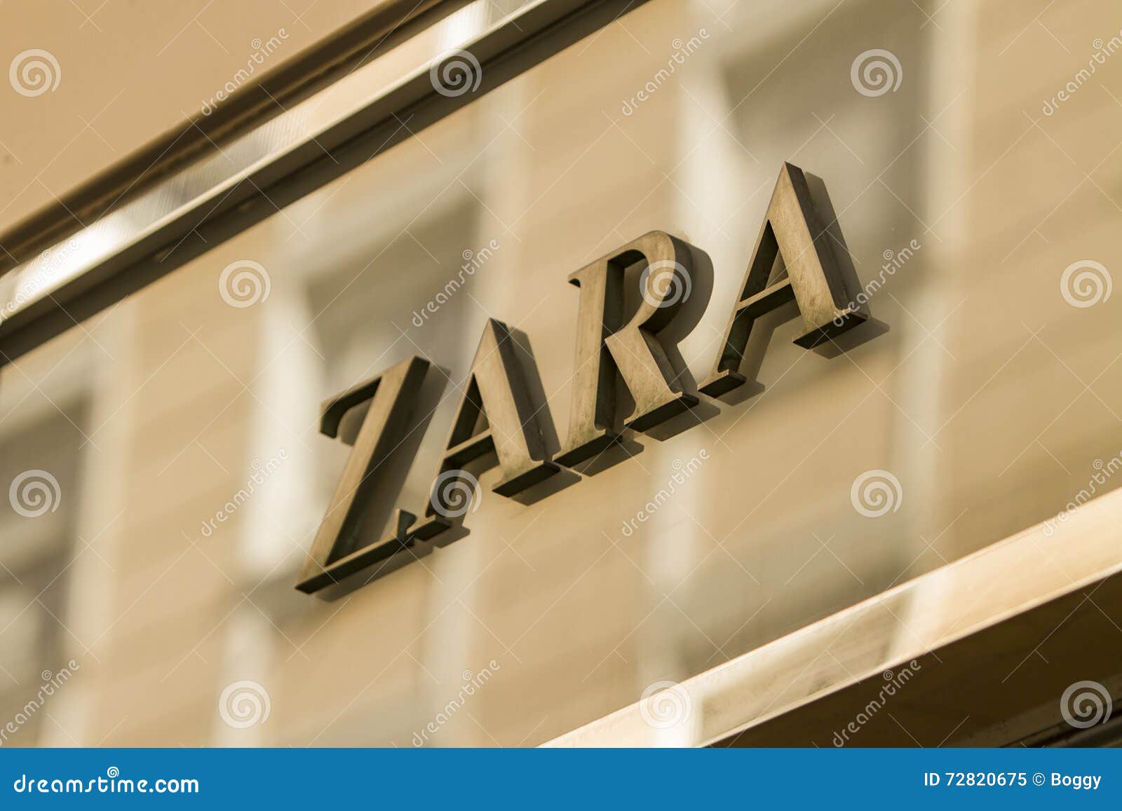 Madrid Espanha Abril 2022 Logotipo Loja Roupas Acessórios Zara Espanha —  Fotografia de Stock Editorial © davidbenito #562388096