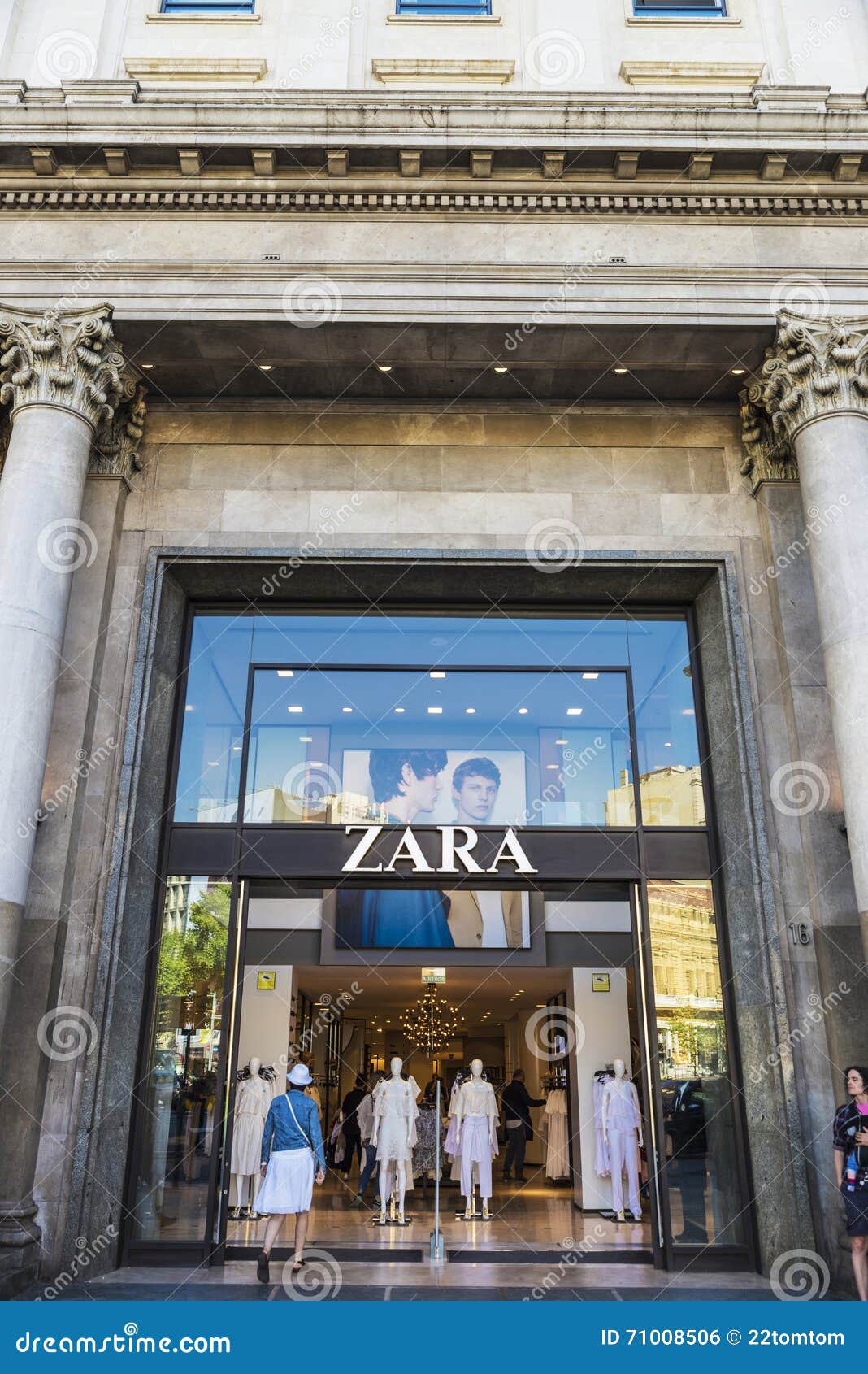 Zara store in Barcelona editorial photo. Image of clothing - 71008506