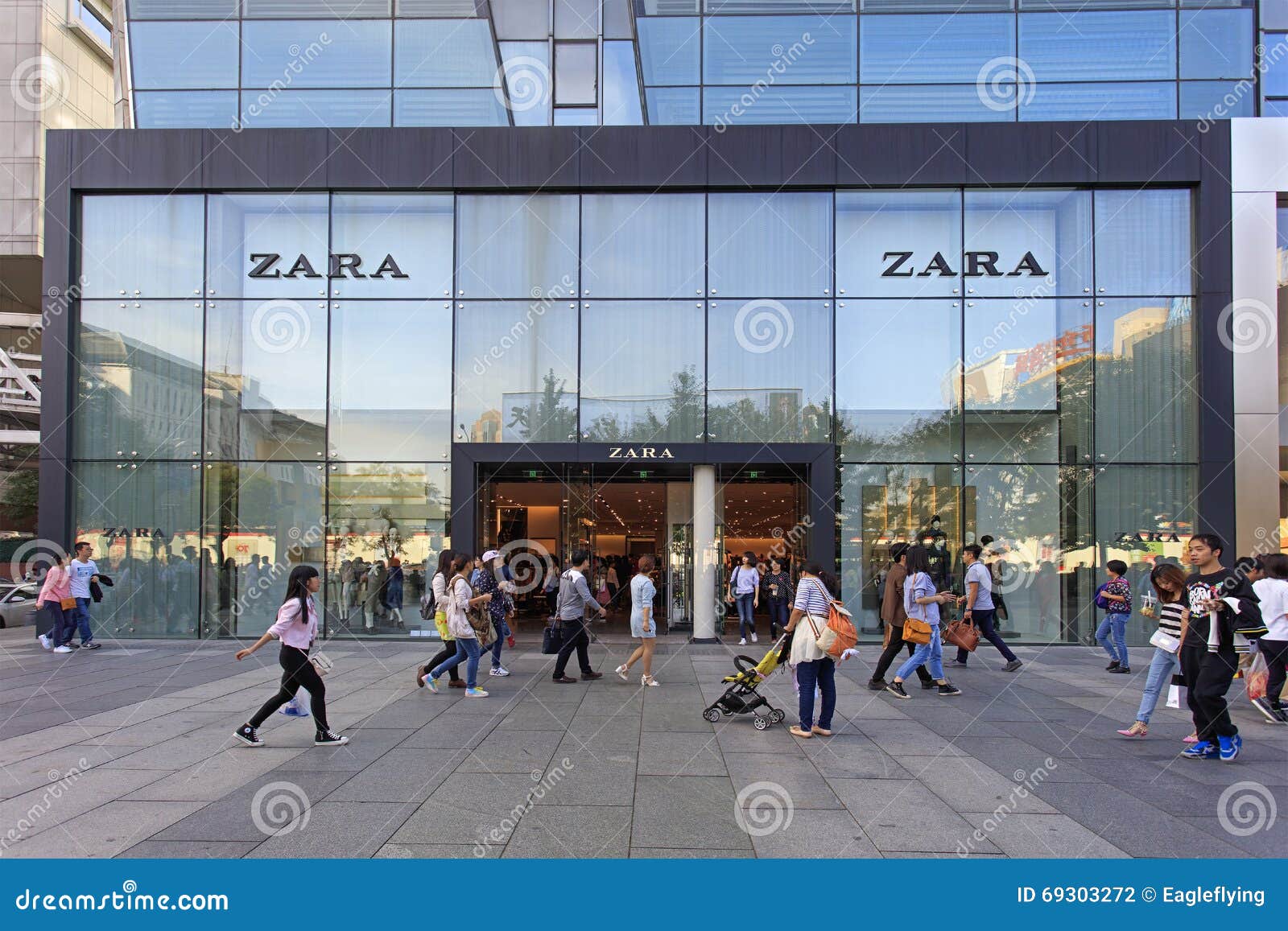 Shanghai (China): Zara shop along East Nanjing Road Stock Photo - Alamy