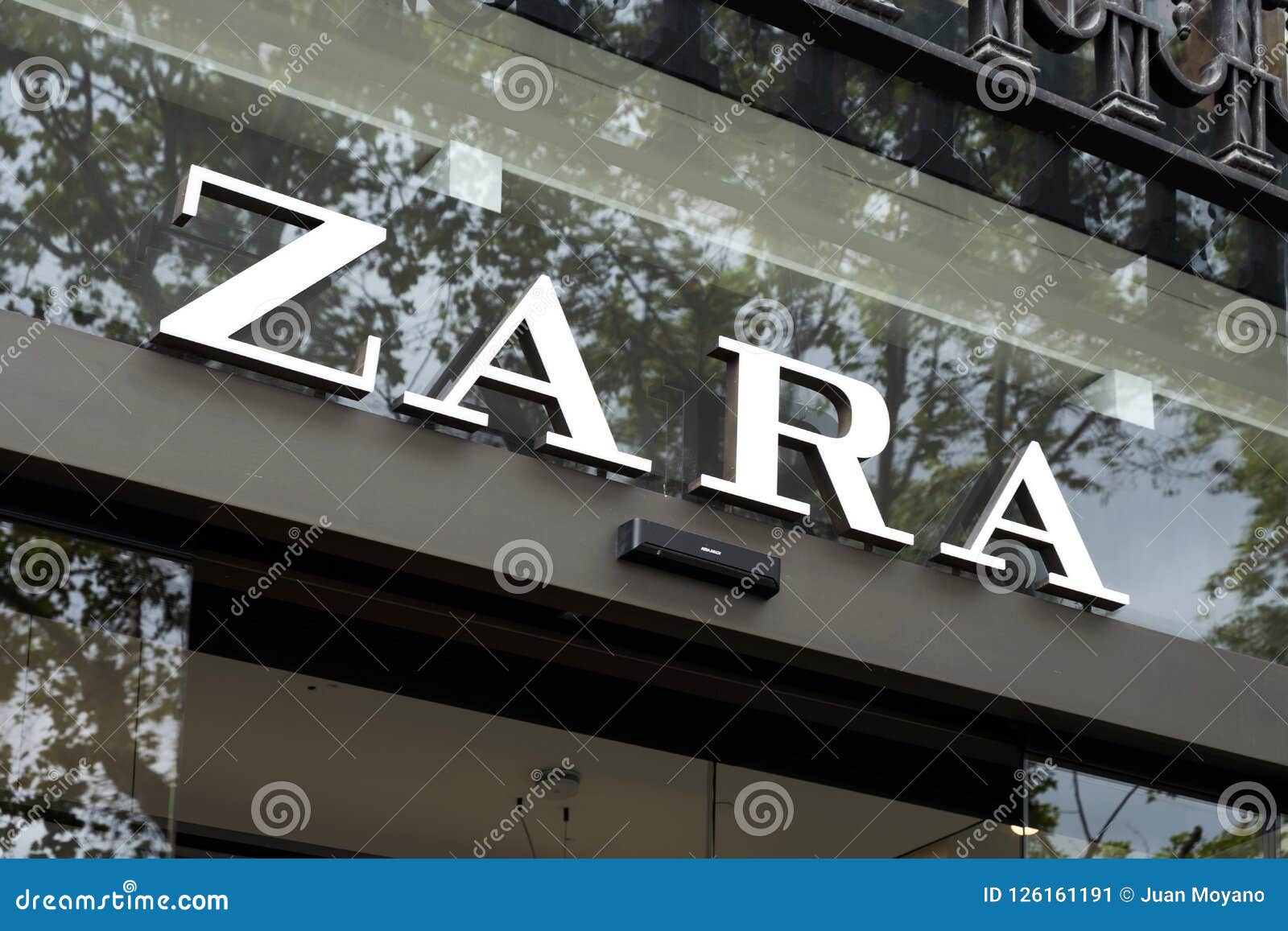 Zara Store in Passeig De Gracia in Barcelona Editorial Photo - Image of ...