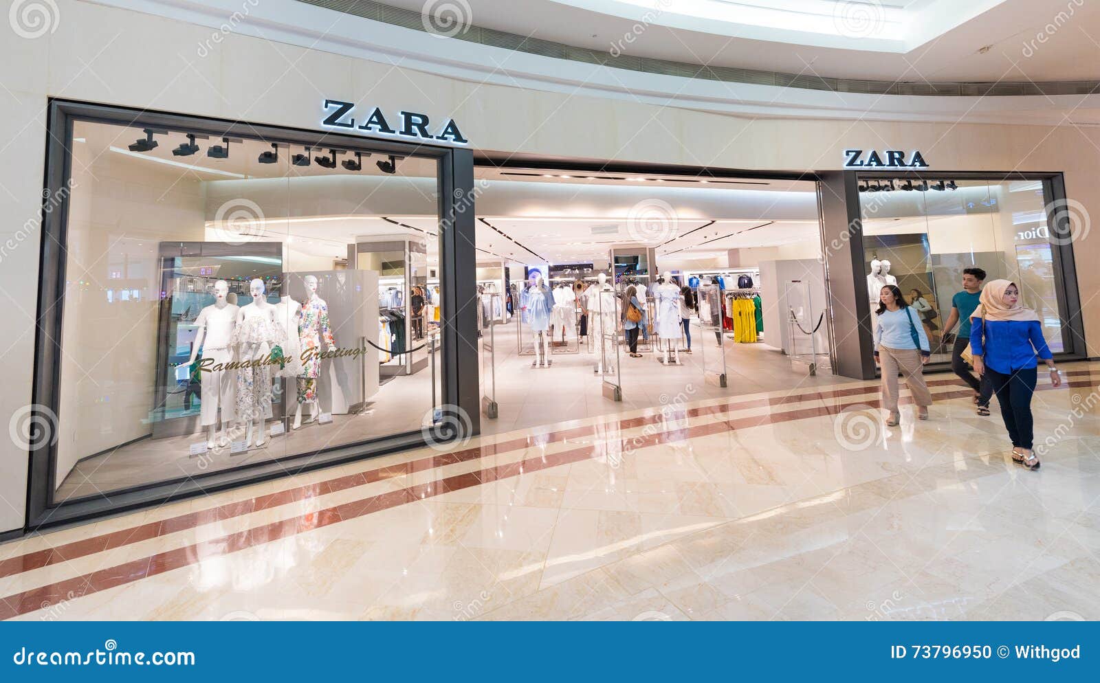 150 People Mall Zara Store Photos 