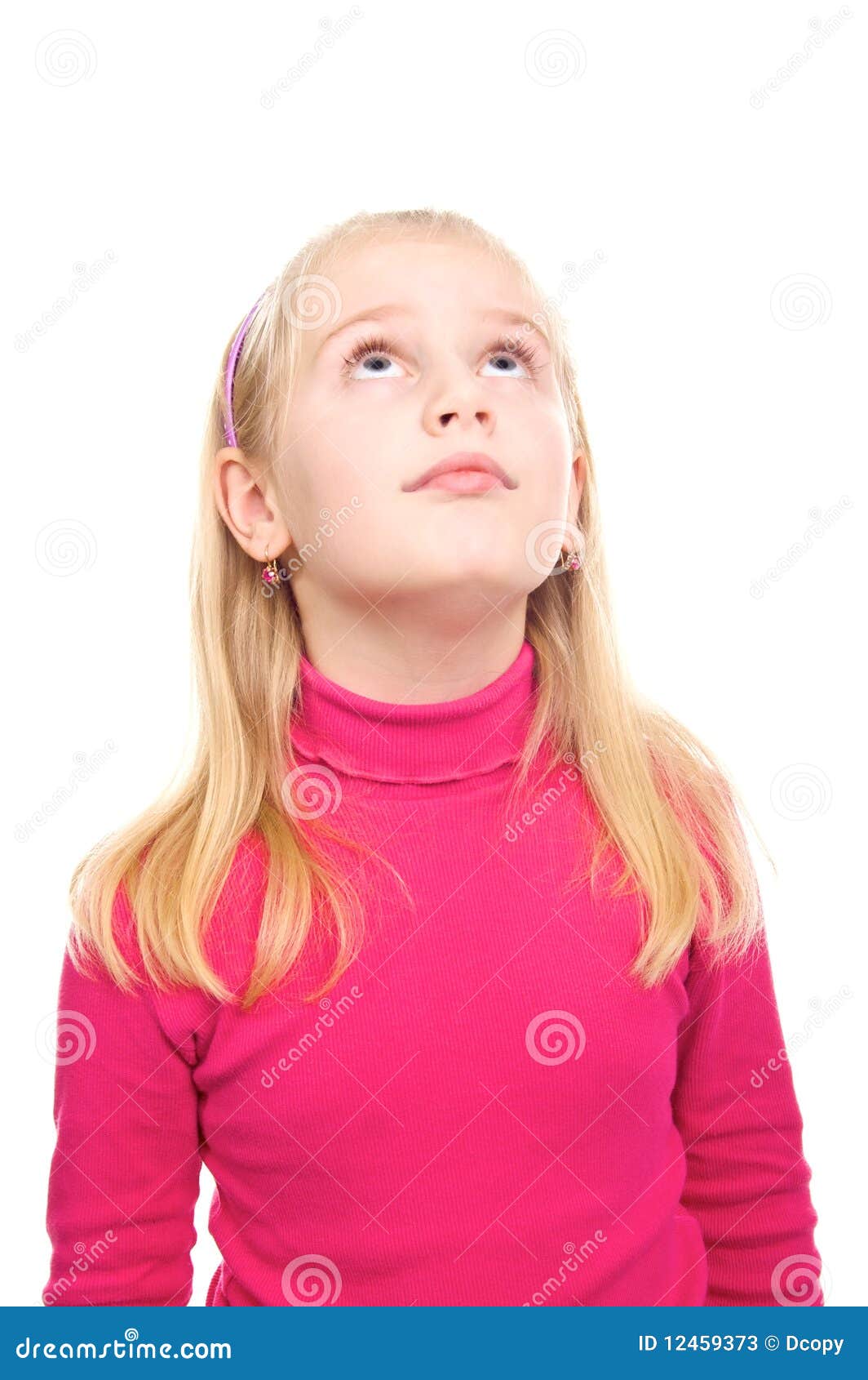 Zaskakująca różowa dziewczyny koszula. Dziewczyna odizolowywający spojrzenia różowią koszula zaskakującą w górę biel