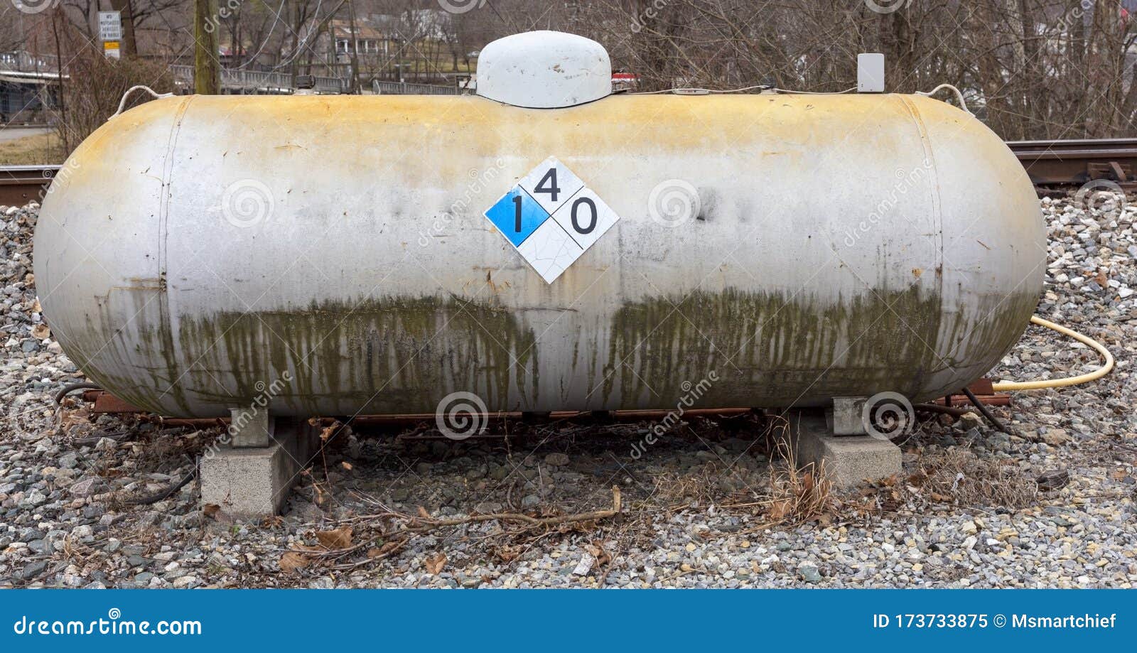 Zbiornik Na Gaz Płynny Propanu Na Blokach Cementowych Obraz Stock - Obraz  złożonej z władza, przemysł: 173733875