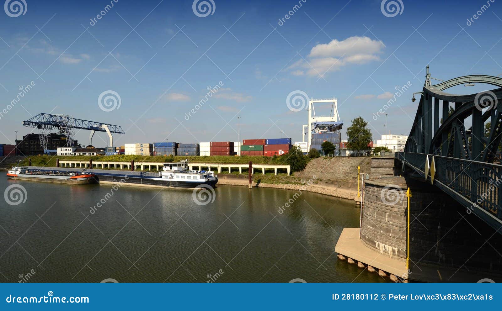 Zbiornika Terminal - Krefeld biedne miasto. Portowy zbiornika żuraw, dok przy portem na Rhine przy Krefeld blisko DÃ ¼ sseldorf i - duńczyka zbiornik Terminalhttp: /krefeld.ihk.de/media/upload/ihk/imap/20111005/25_Rheinhafen_Krefeld.pdf