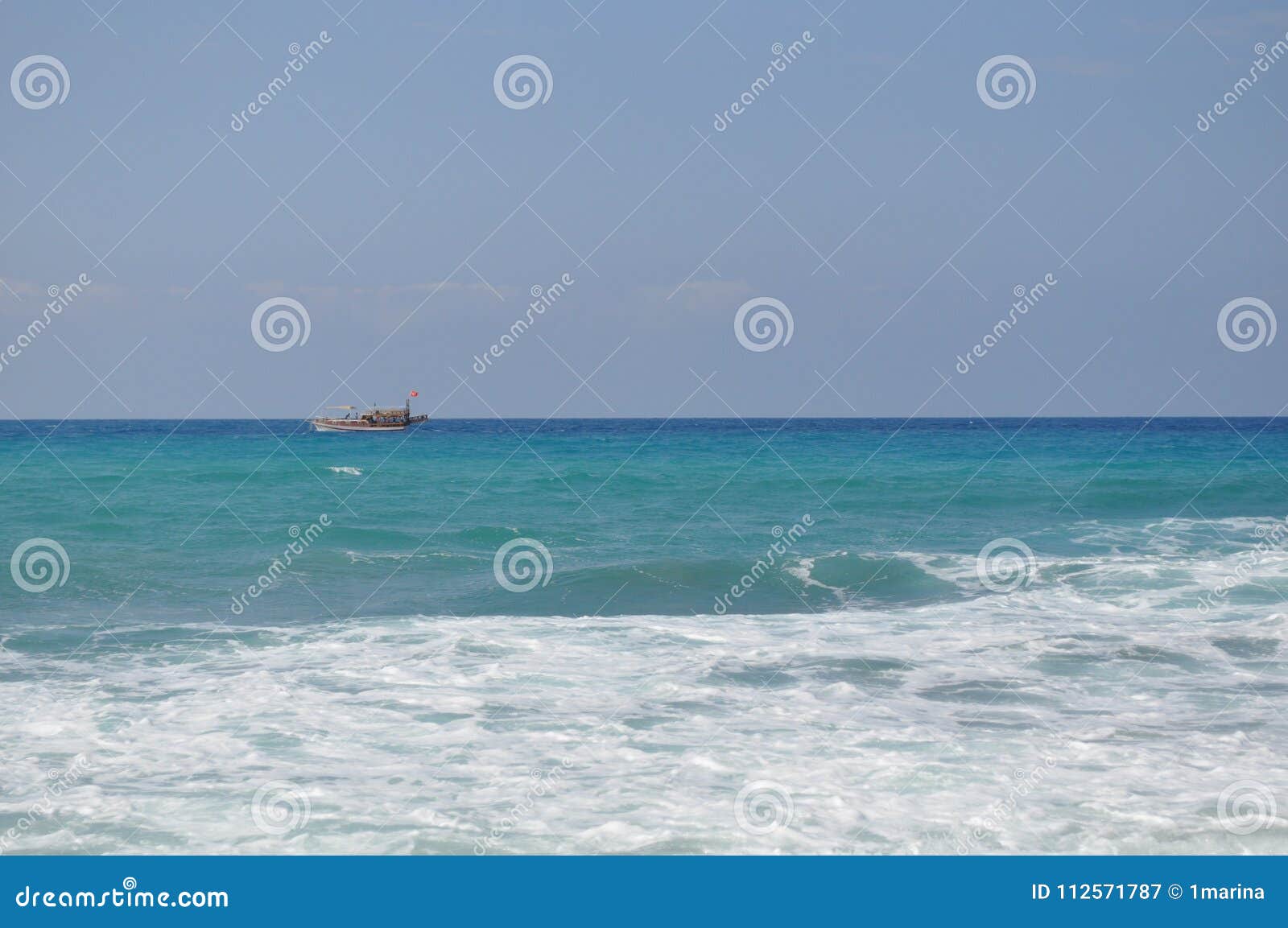 Zeegezicht met een schip Turkooise overzees en blauwe hemel