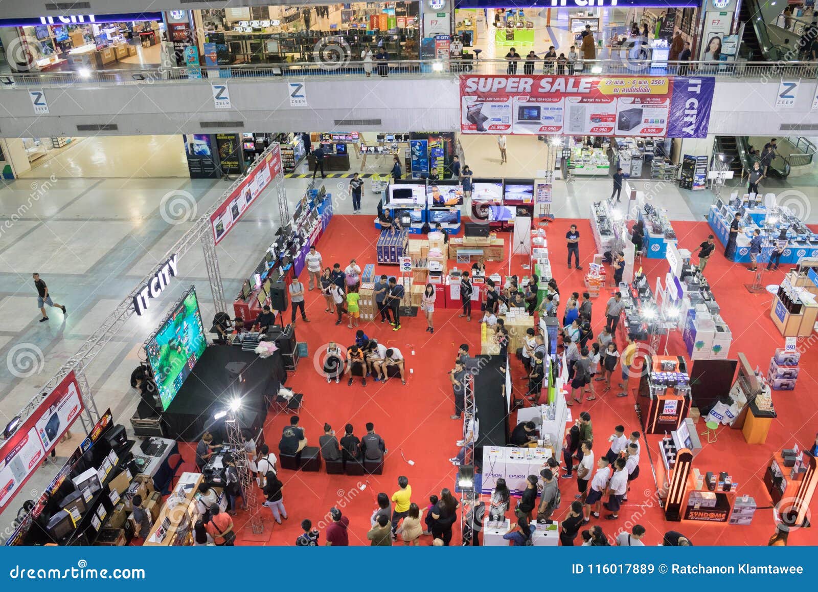 Zeer Rangsit Pathum Thani Thailand May 06 18 Crowds Are Doing Activities For Zeer Rangsit Department Store Editorial Stock Image Image Of Crowds Store