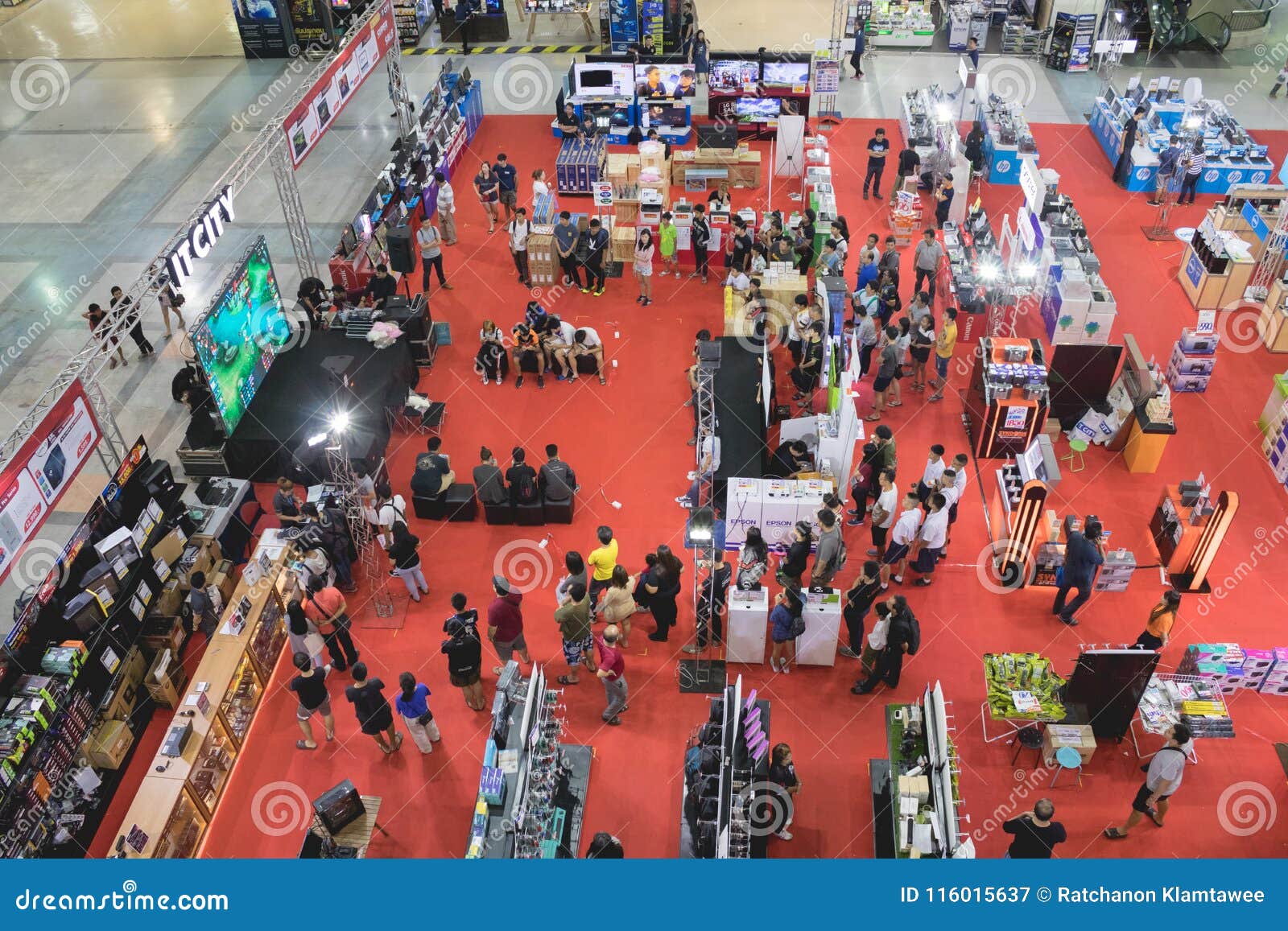 Zeer Rangsit Pathum Thani Thailand May 06 18 Crowds Are Doing Activities For Zeer Rangsit Department Store Editorial Photography Image Of Crowd Rangsit