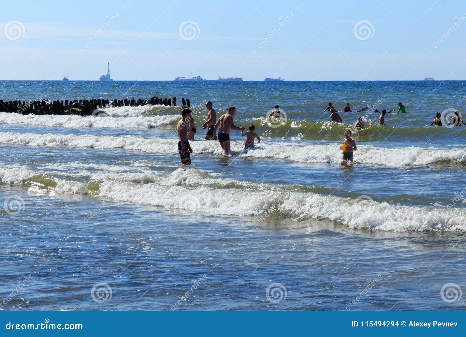 Зеленоградск купаться. Станция в море в Зеленоградске. Люди купаются в Балтийском море. Зеленоградск в море сооружение. Вода в Балтийском море Зеленоградск.