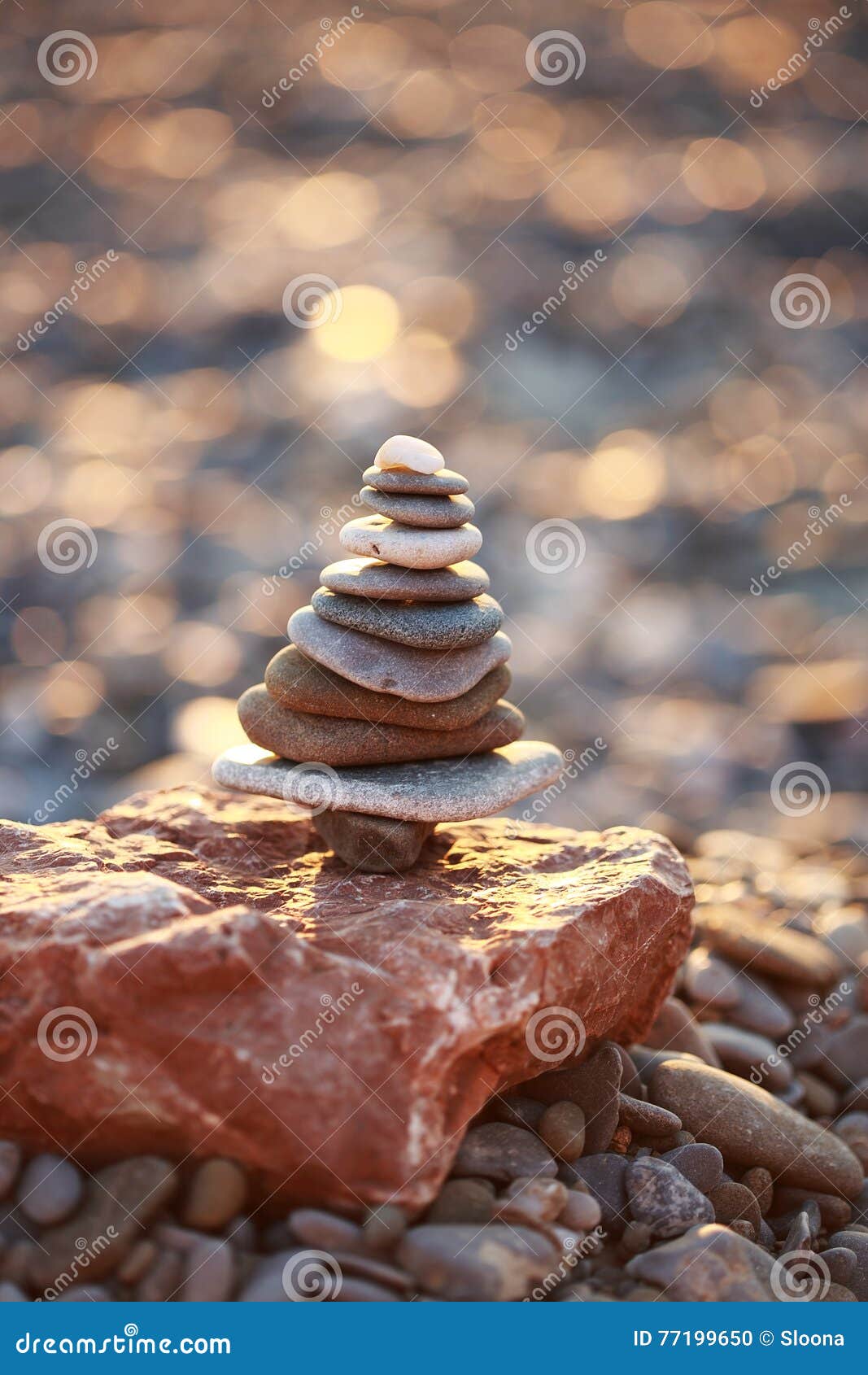 Immagini Natale Zen.Zen Tower Sulla Spiaggia Nella Forma Dell Albero Di Natale Isolata Sul Fondo Del Bokeh Della Scintilla Di Natale Fotografia Stock Immagine Di Minerale Scintilla 77199650