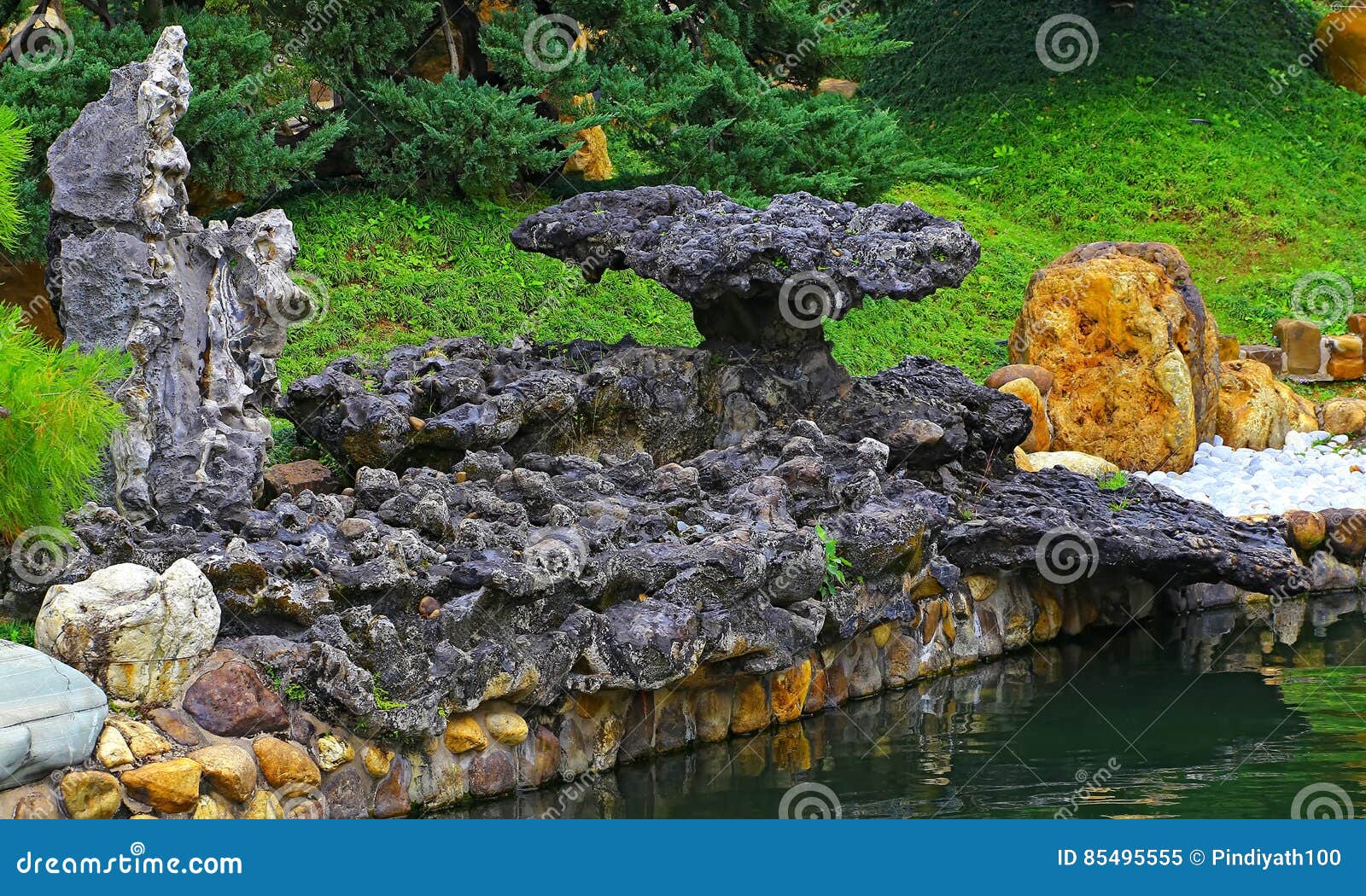 Zengarten mit taihu Felsen stockbild. Bild von frühling 85495555