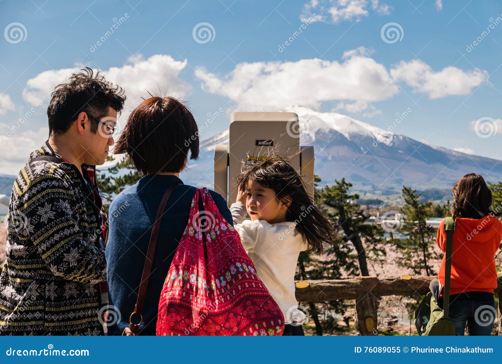 Zet Iwaki-mening van Hirosaki-Kasteelpark op. Aomori, Japan - April 30, 2016: Zet Iwaki-mening van Hirosaki-Kasteelpark in op Hirosaki, Aomori, Japan