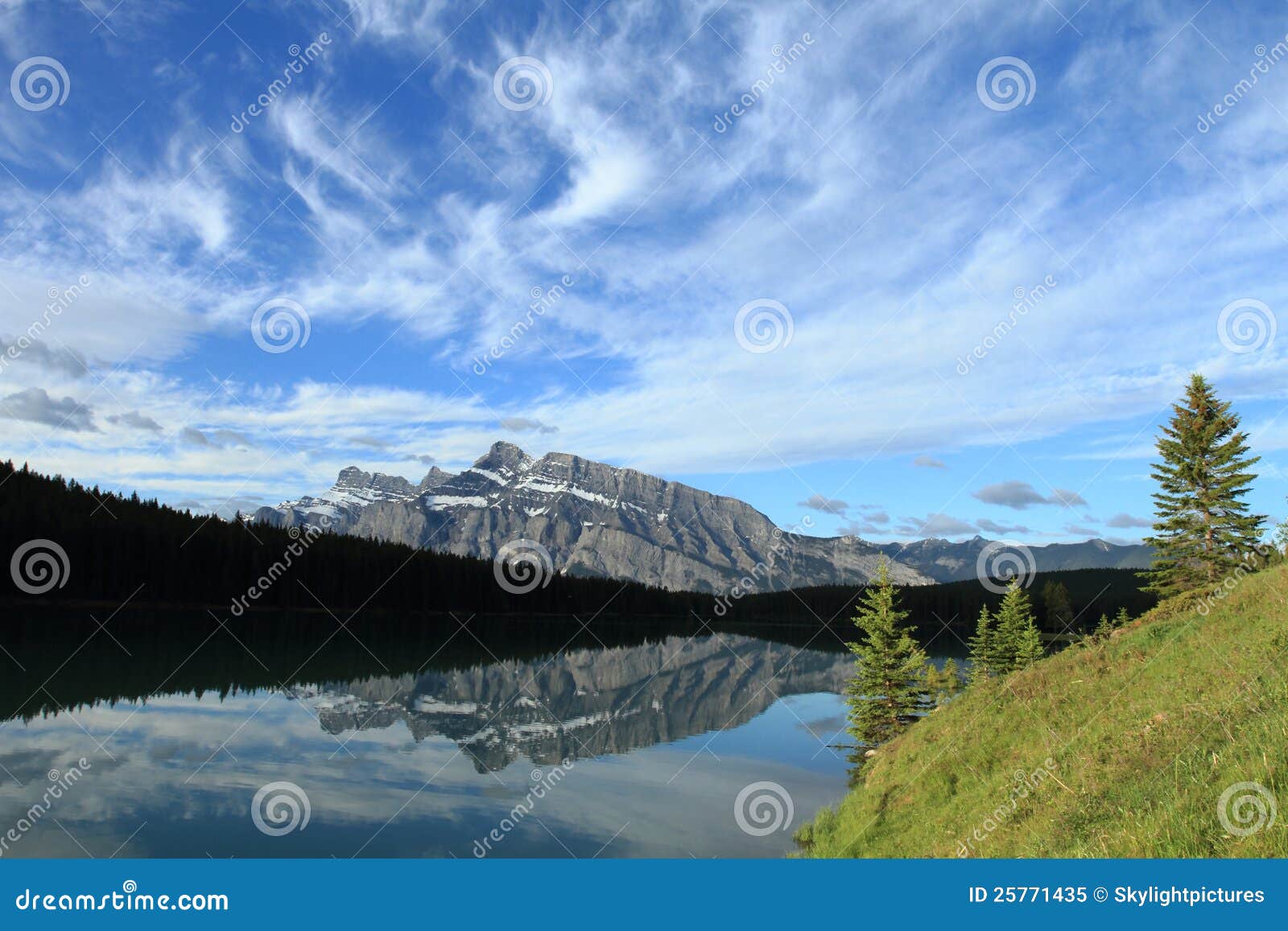 Zet Rundle op die in het Meer van Twee Hefboom wordt weerspiegeld. Licht van de ochtend op Onderstel Rundle dacht in Twee Jack Lake in Banff Nationaal Park, Alberta, Canada na