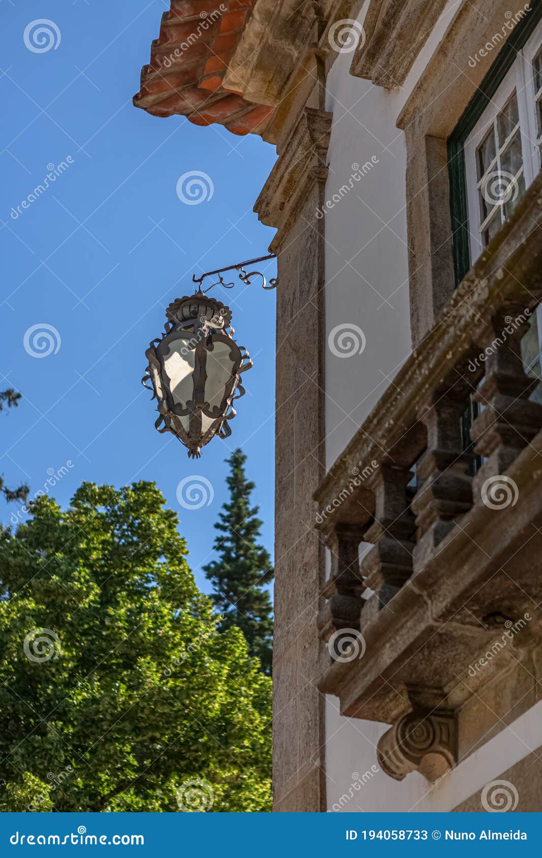 Zicht Op De Van De Klassieke Buitenlamp Op De Hoek Van Het Solar De Mateus Stock Afbeelding - of paleis, klassiek: 194058733