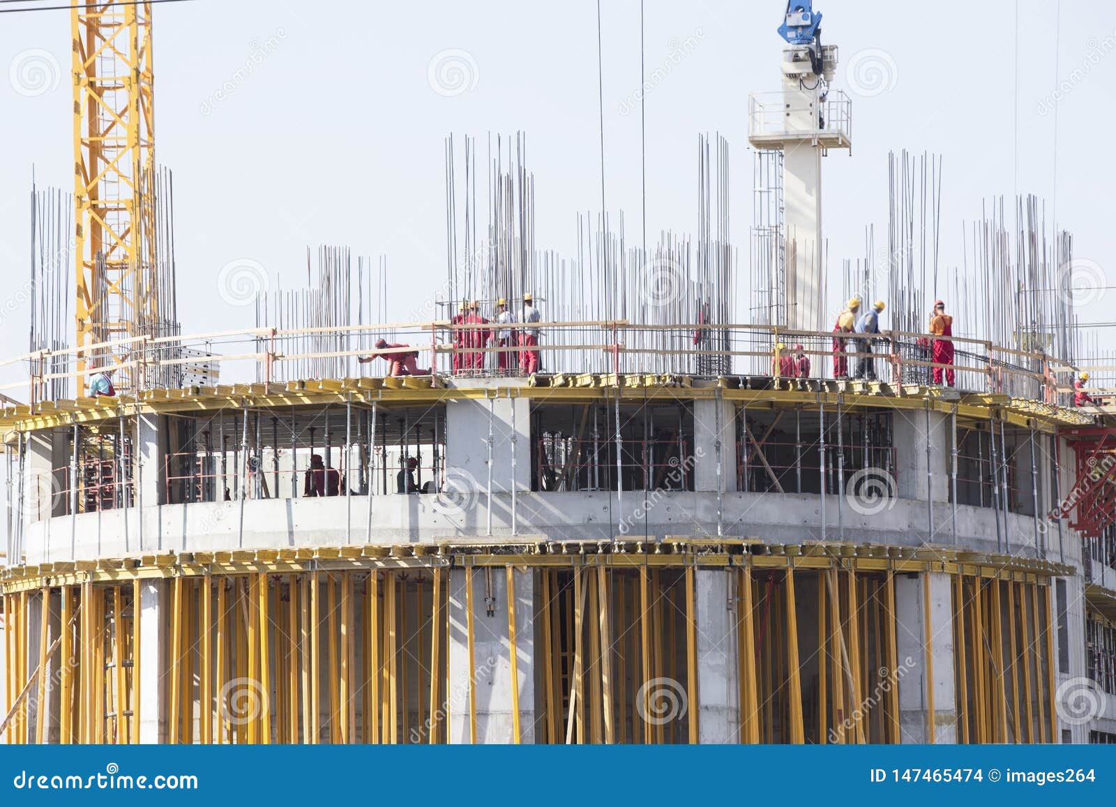 Ziegelsteine, die drau?en legen. Baustelle des modernen Geb?udes