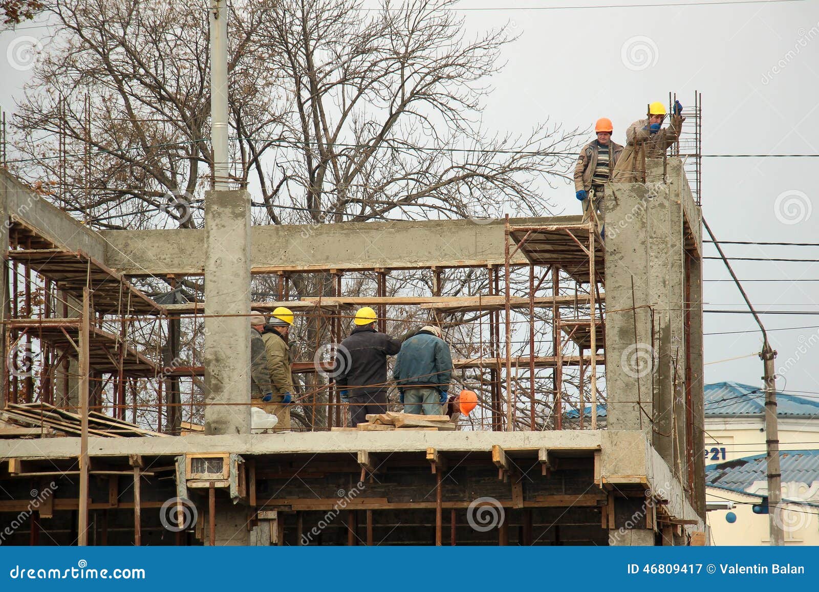 Ziegelsteine, die draußen legen. Baustelle in im Stadtzentrum gelegenem BÄƒlÈ-› I