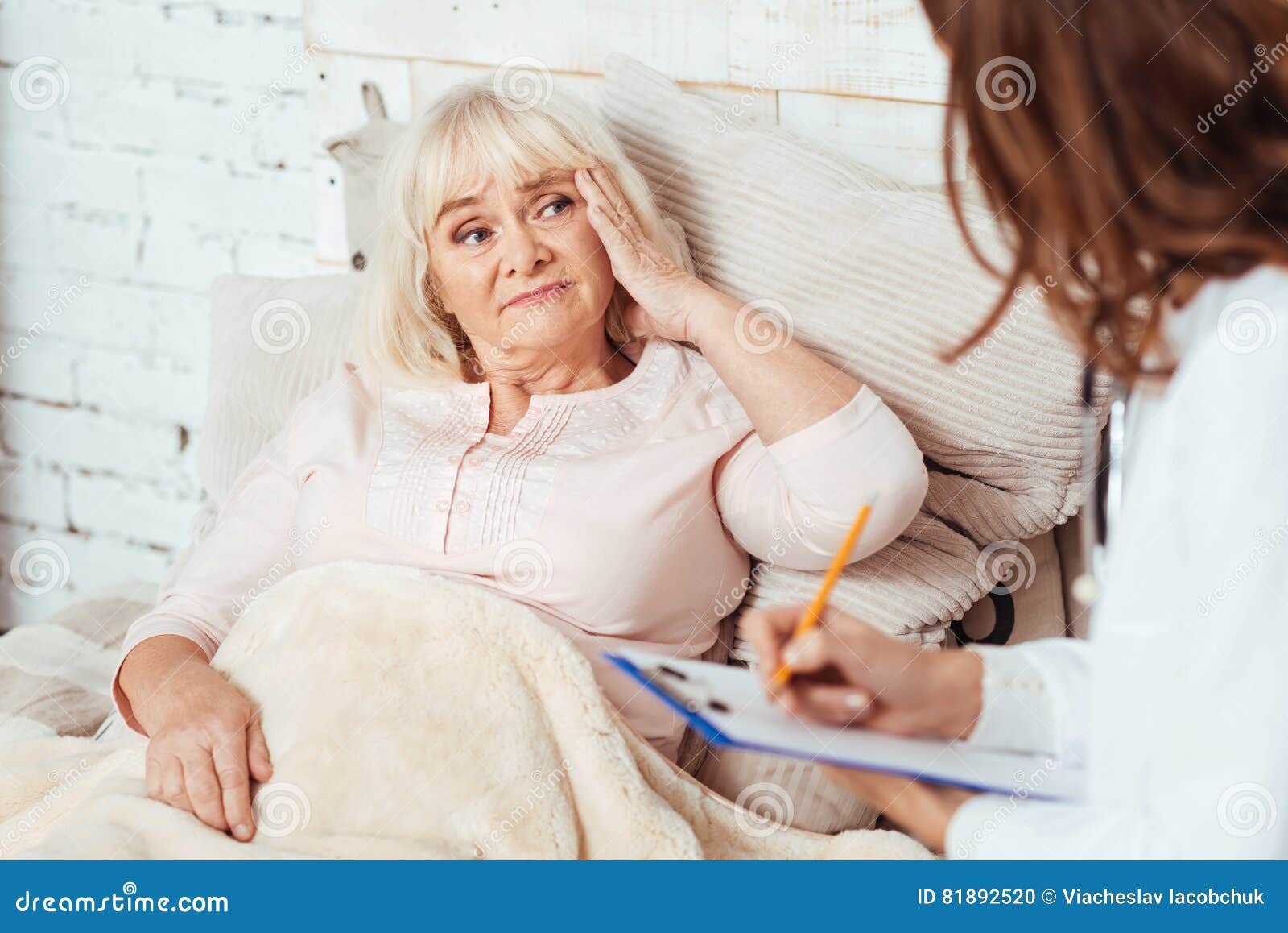 Ziek Bejaarde Die In Bed Liggen Stock Foto - Afbeelding ...