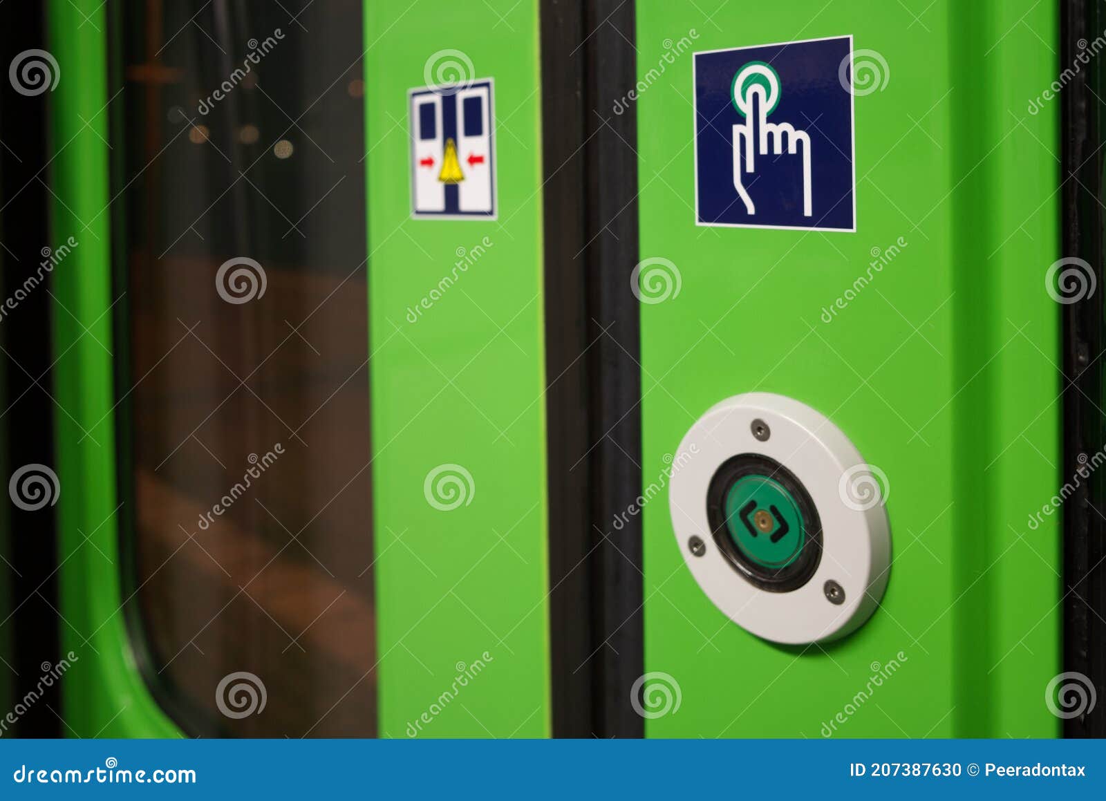 Zielony Przycisk Do Otwierania Drzwi W Pociągach. Zdjęcie Stock - Obraz  złożonej z palec, wyjście: 207387630