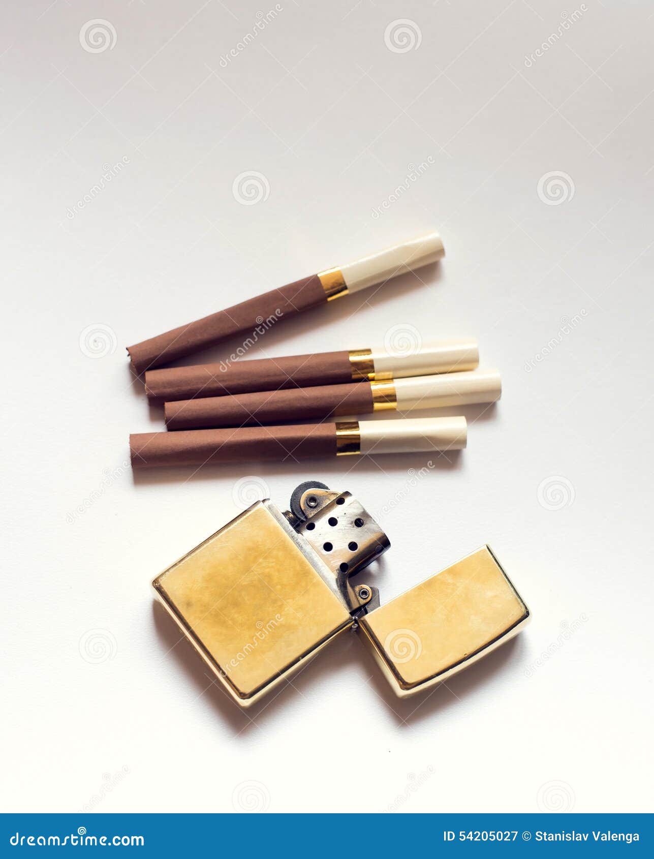 Zigarette Mit Goldenem Feuerzeug Auf Weißem Hintergrund Stockbild - Bild  von krankheit, filter: 54205027