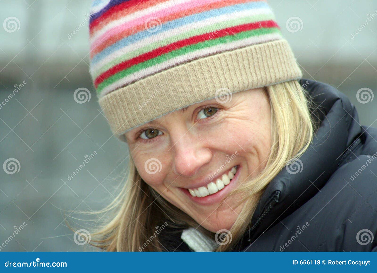 Zima uśmiech. Atrakcyjna dziewczyna kapeluszu zima
