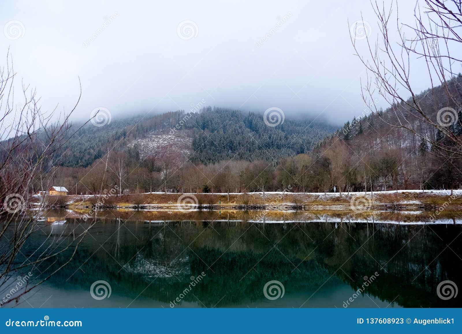 Zimny zima dzień jeziorem. Przy niskimi temperaturami w ciszy podążać piękno natura, robi czasowi wolnemu, znajduje relaks i cieszy się pięknych jasnych zima kolory które odbijają w jeziorze, RÃ¶thelstein, Austria