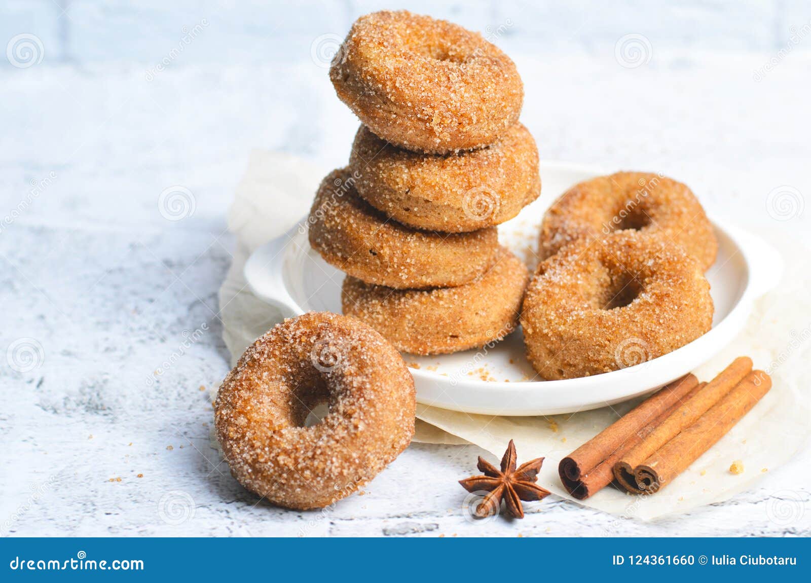 Zimt-Schaumgummiringe, Frisch Gebackene Donuts Bedeckt in Der Zucker ...