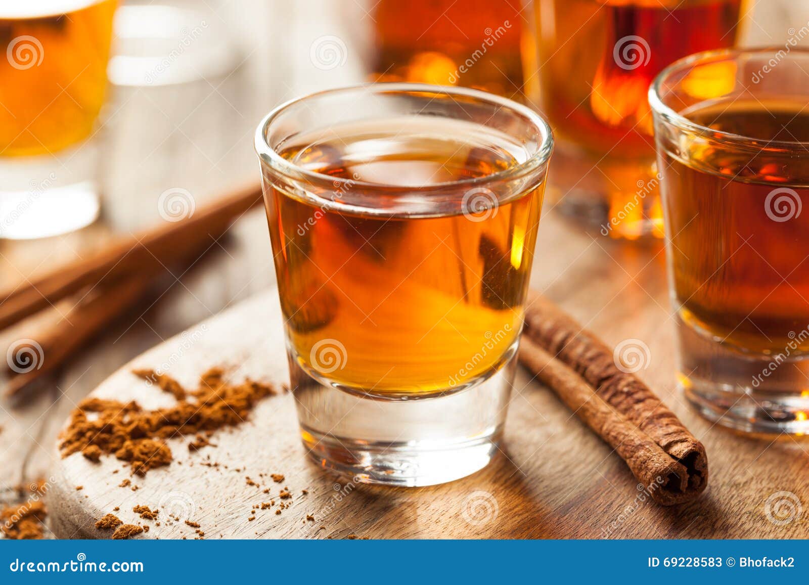 Zimt-Whisky Bourbon in einem Schnapsglas bereit zu trinken
