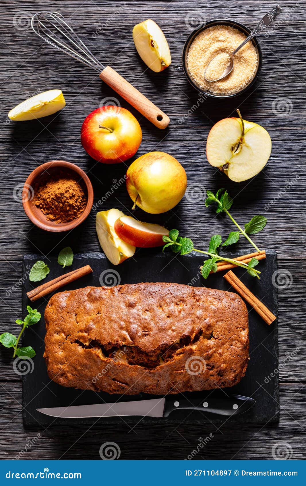 Zimtbrot Aus Apfel Auf Der Spitze Der Tafel Aus Schiefer Stockbild ...