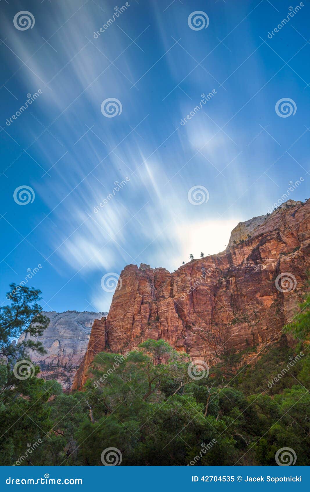 Zion National Park Fermez-vous des montagnes et du ciel gentil. Fermez-vous des montagnes et du ciel gentil Stationnement national de Zion, Utah, Etats-Unis