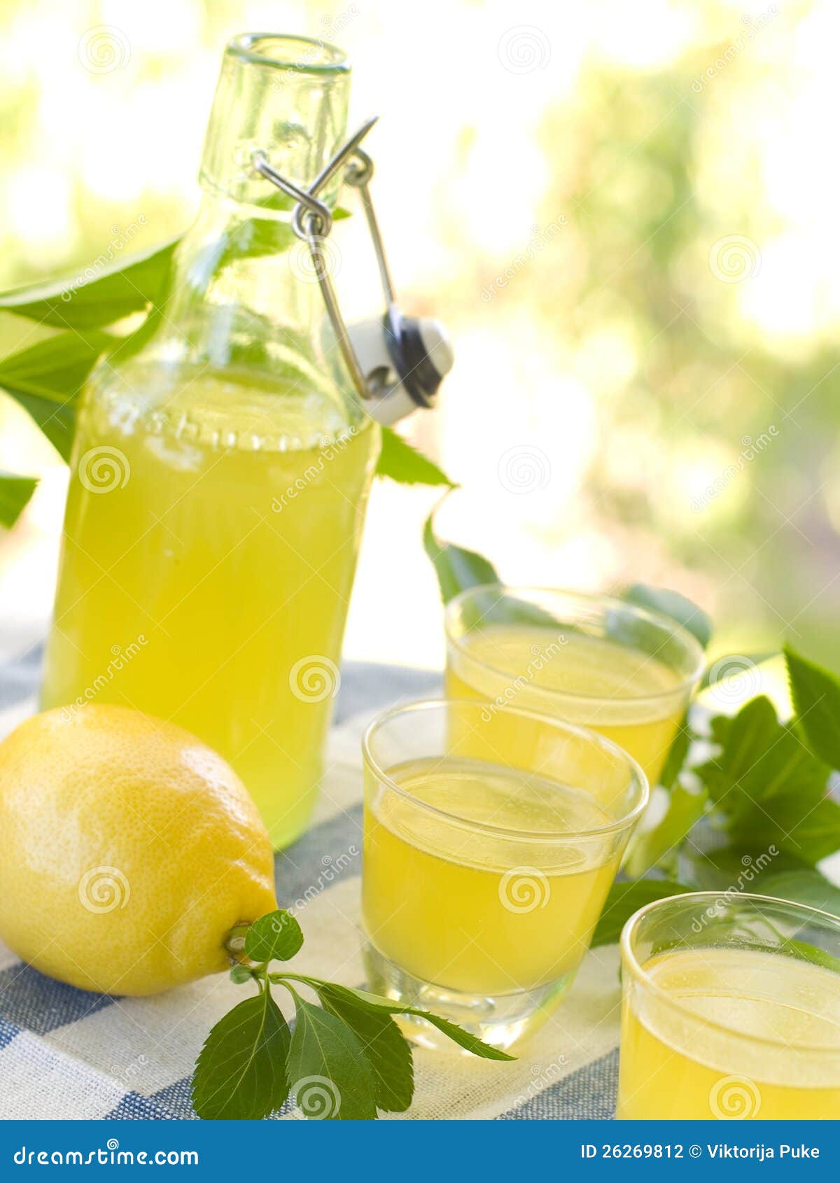 Zitrone Liqour (limoncello) Stockfoto - Bild von gesund, cocktail: 26269812