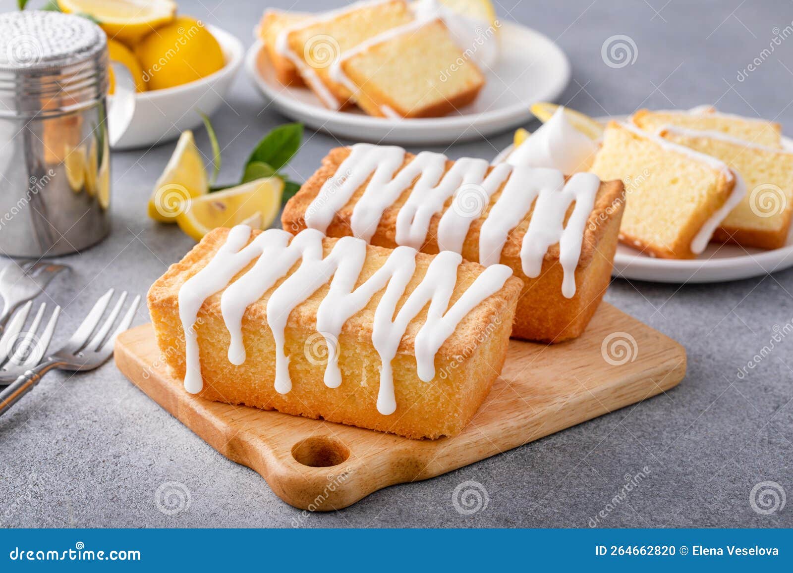 Zitronenkuchen Frisch Gebacken Mit Zuckerglasur Stockfoto - Bild von ...