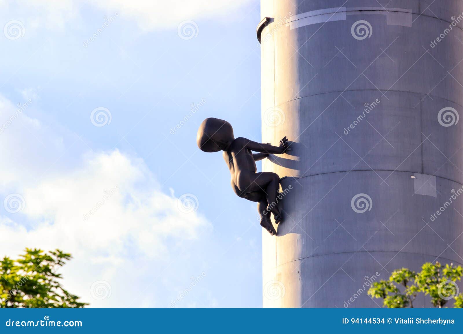 Zizkov Fernsehturm Ist Ein Ubermittlerturm Der In Prag Zwischen 1985 Und 1992 Mit Skulpturen Des Babykriechens Errichtet Wird Redaktionelles Stockbild Bild Von Fernsehen Himmel